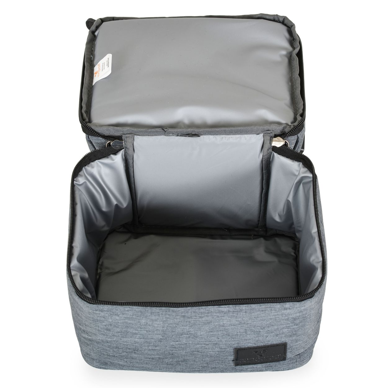 Eine offene graue Lunchtasche mit silbernem Thermofutter auf einem weißen Hintergrund.