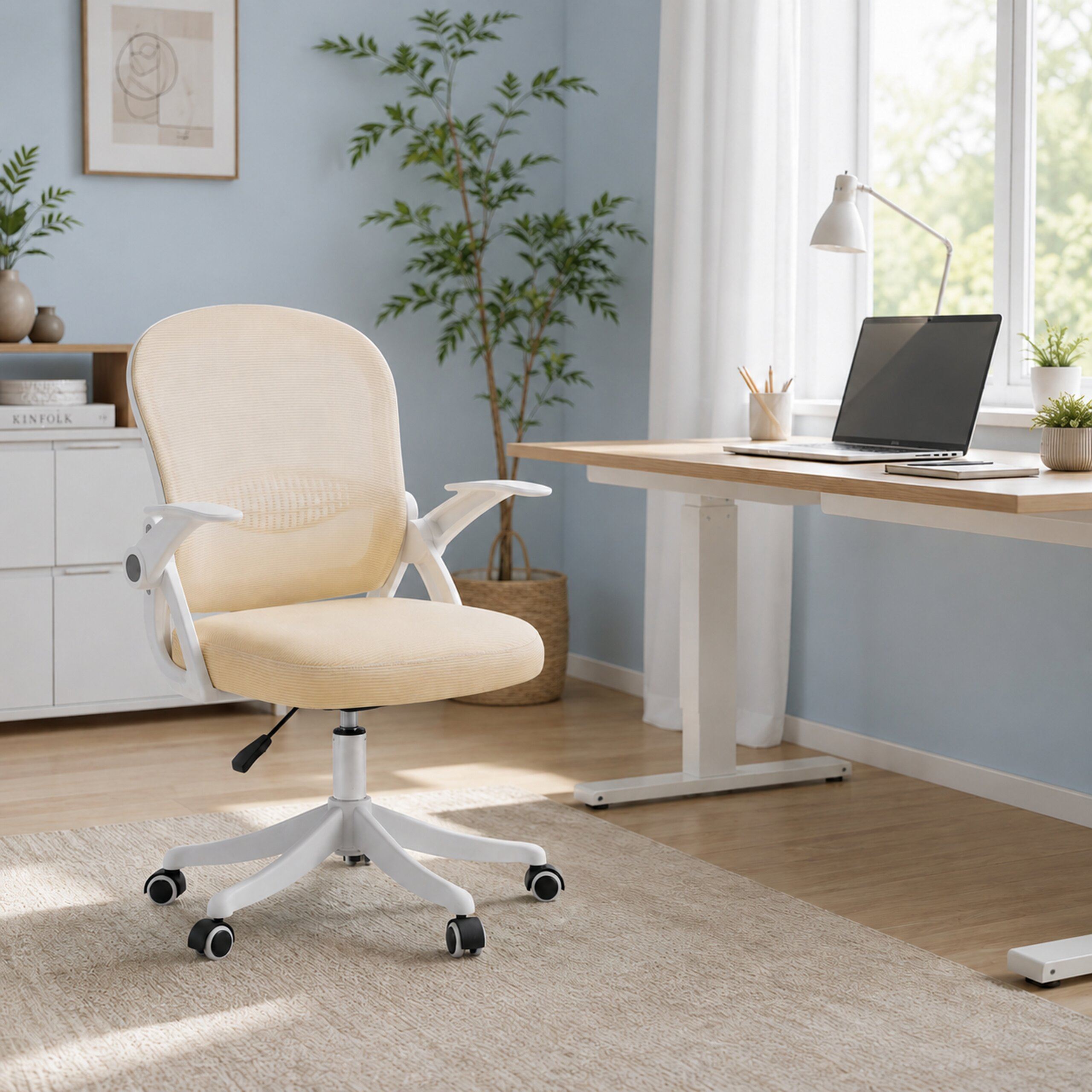 Ein beiger Bürostuhl mit weißem Gestell steht auf einem Teppich in einem hellen Zimmer mit Schreibtisch und Laptop.