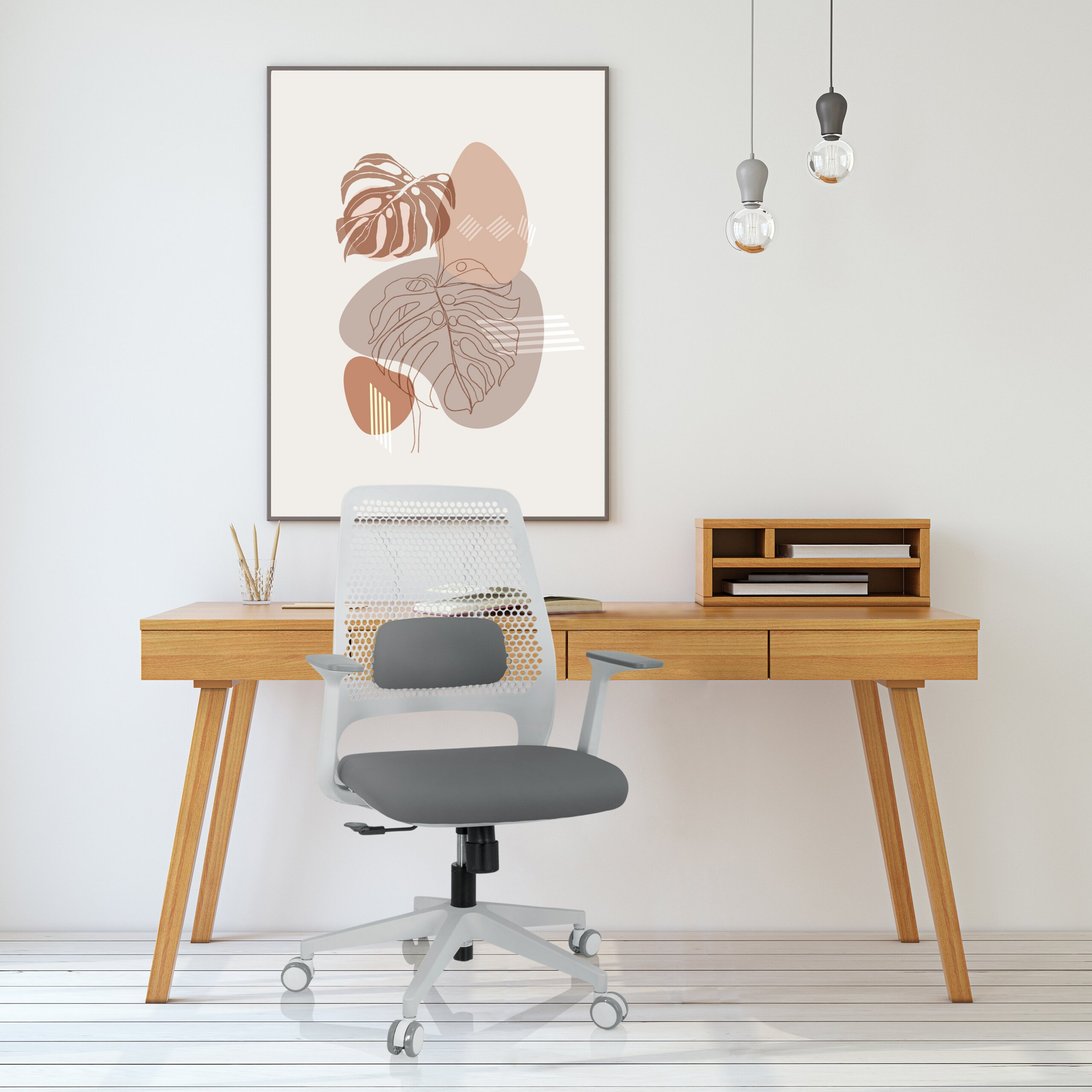Ein moderner Schreibtisch mit Holzmöbeln, Bürostuhl, abstrakter Kunst und zwei hängenden Lampen an einer weißen Wand.