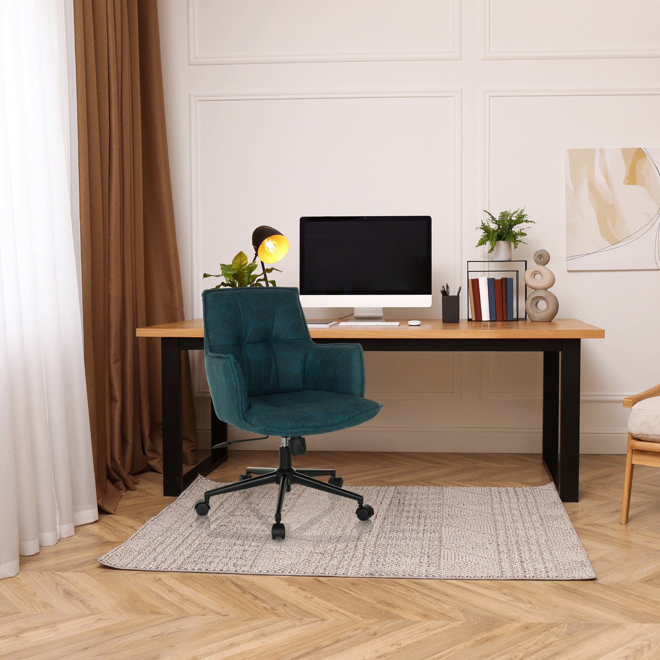 Ein modernes Homeoffice mit blaugrünem Samt-Rollstuhl, Holzschreibtisch mit Computer, Lampe, Pflanzen und Teppich.