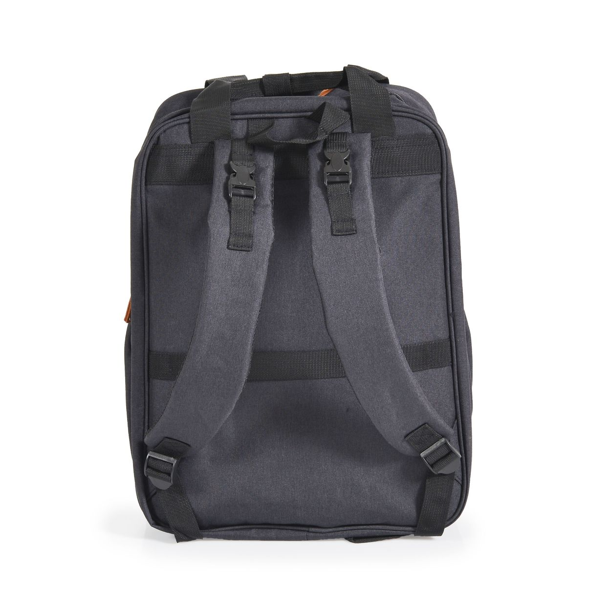 Ein schwarzer Rucksack von hinten, mit gepolsterten Schultergurten und oberen Tragegriffen vor weißem Hintergrund.