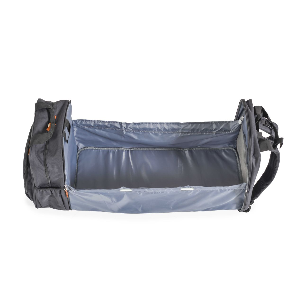Eine offene, schwarze Reisetasche mit grauem Innenfutter auf weißem Hintergrund.