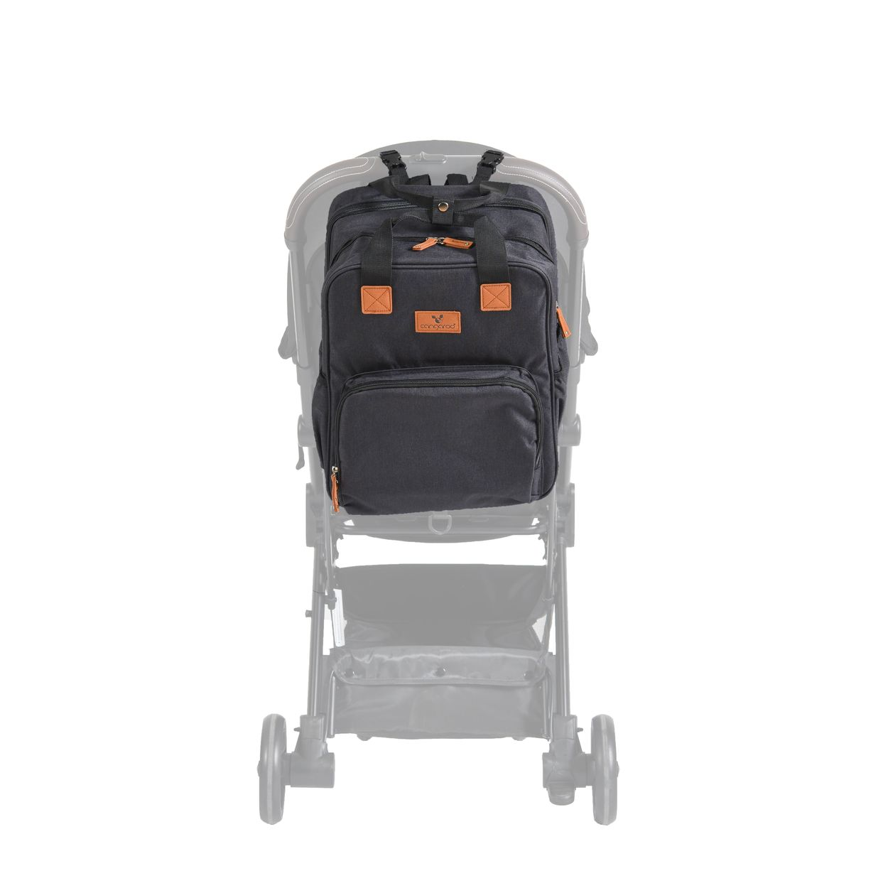 Ein schwarzer Wickelrucksack mit braunen Lederakzenten, der am Griff eines grauen Kinderwagens hängt.