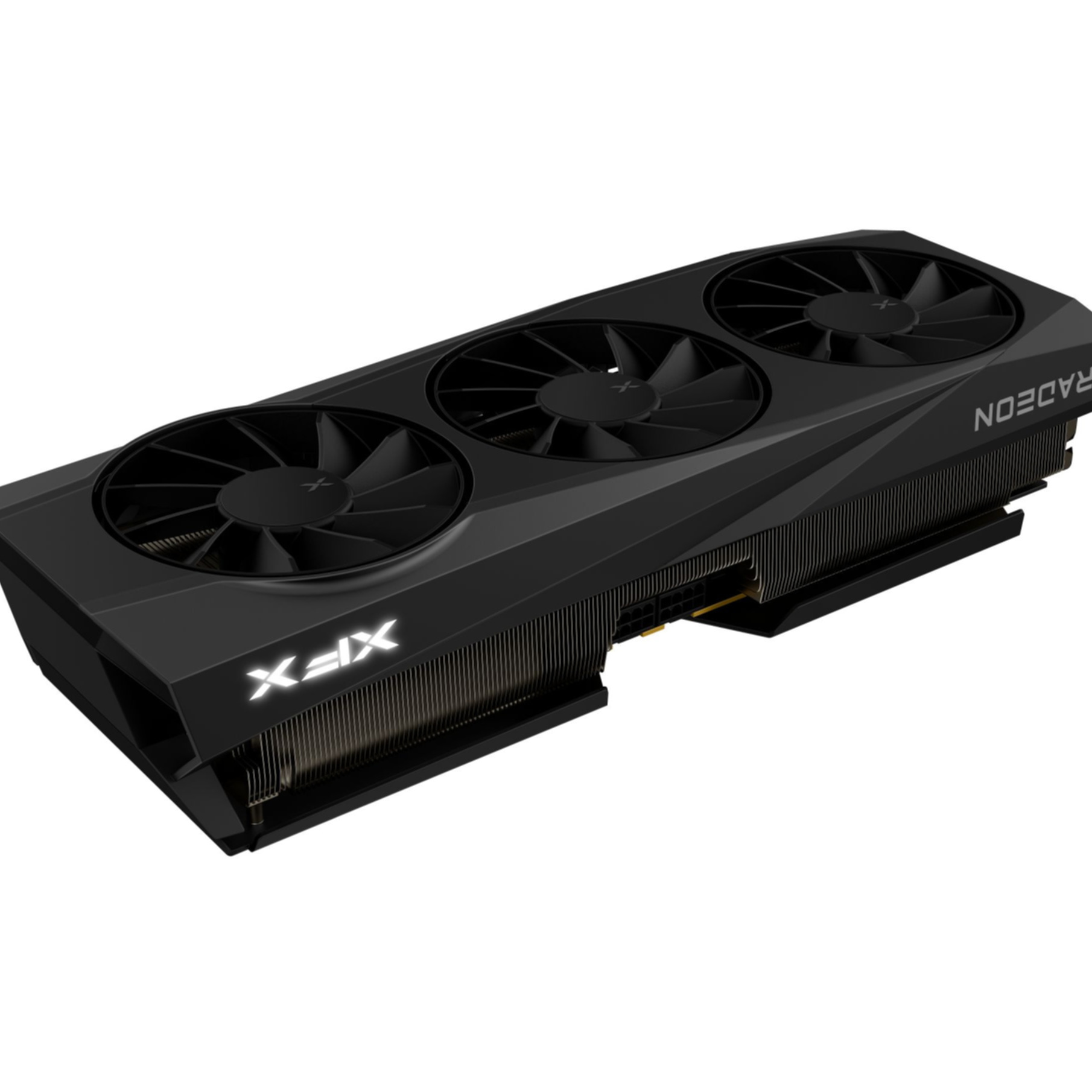 Una scheda grafica nera XFX con tre ventole e scritta Radeon su sfondo bianco.