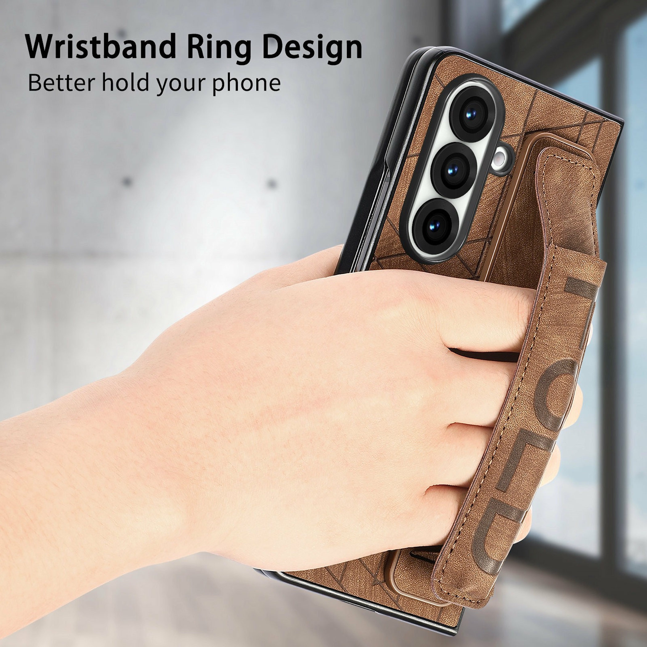 Hand hält ein Smartphone in brauner Lederhülle mit integriertem Haltegurt.