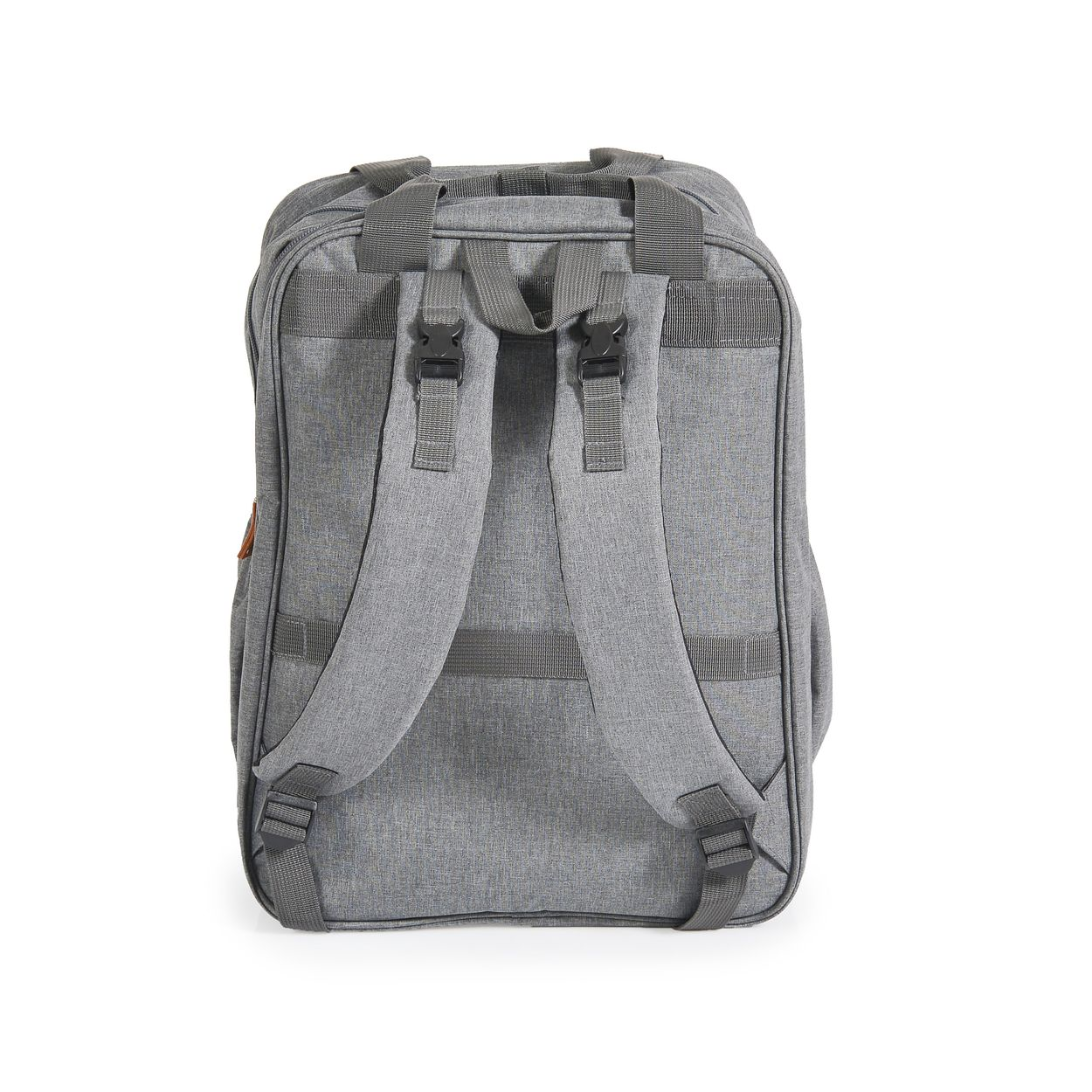 Ein grauer Rucksack mit verstellbaren Schultergurten und Tragegriffen auf weissem Hintergrund.