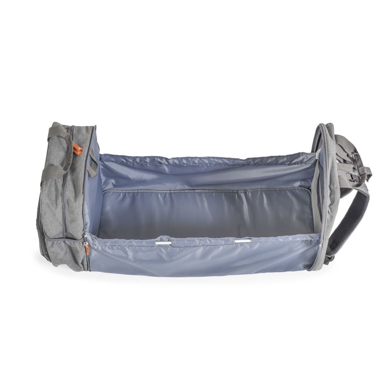 Eine offene graue Reisetasche mit hellblauem Innenraum auf weißem Grund.
