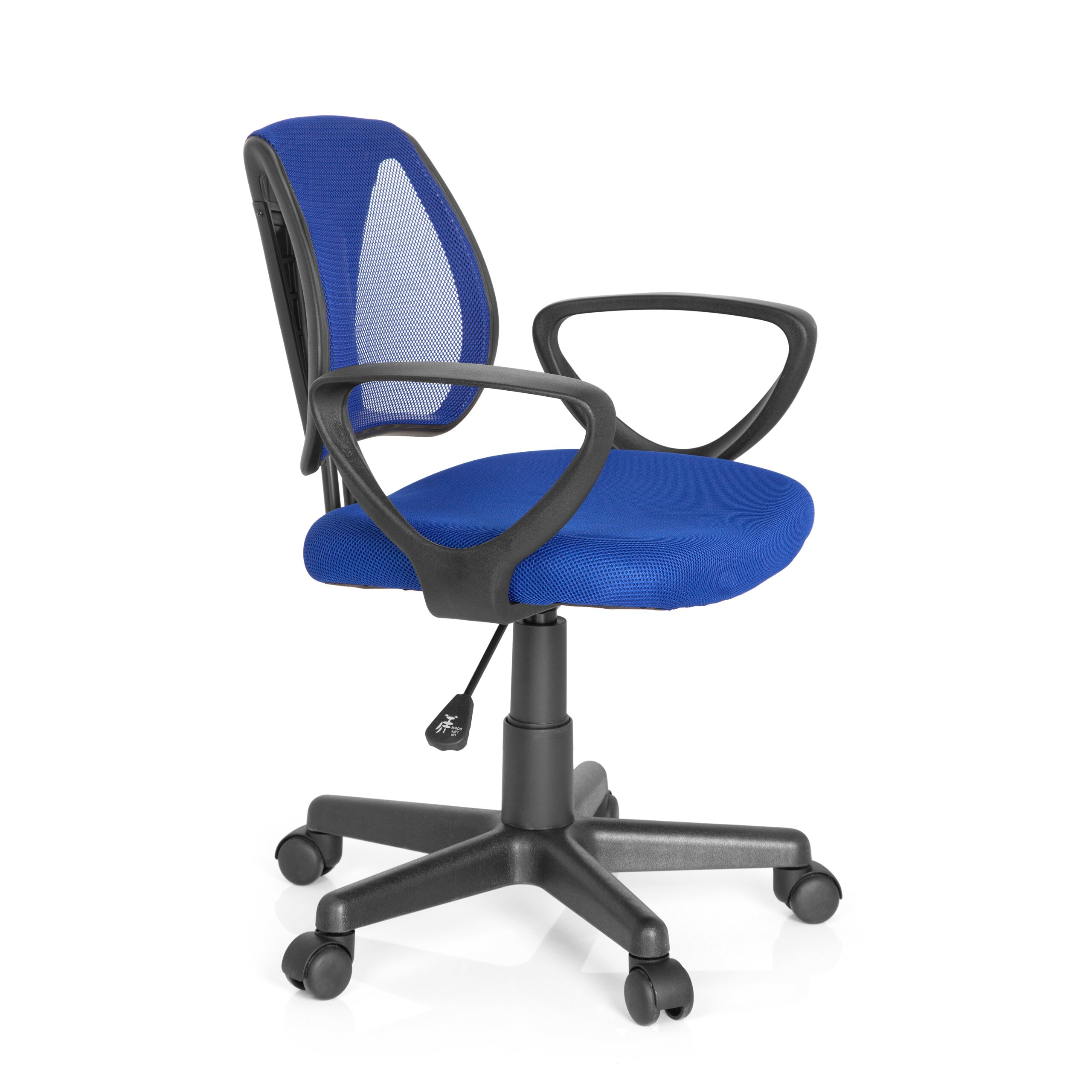 Ein blauer Netz-Bürostuhl mit schwarzen Armlehnen und Rollenfuß vor weißem Hintergrund.