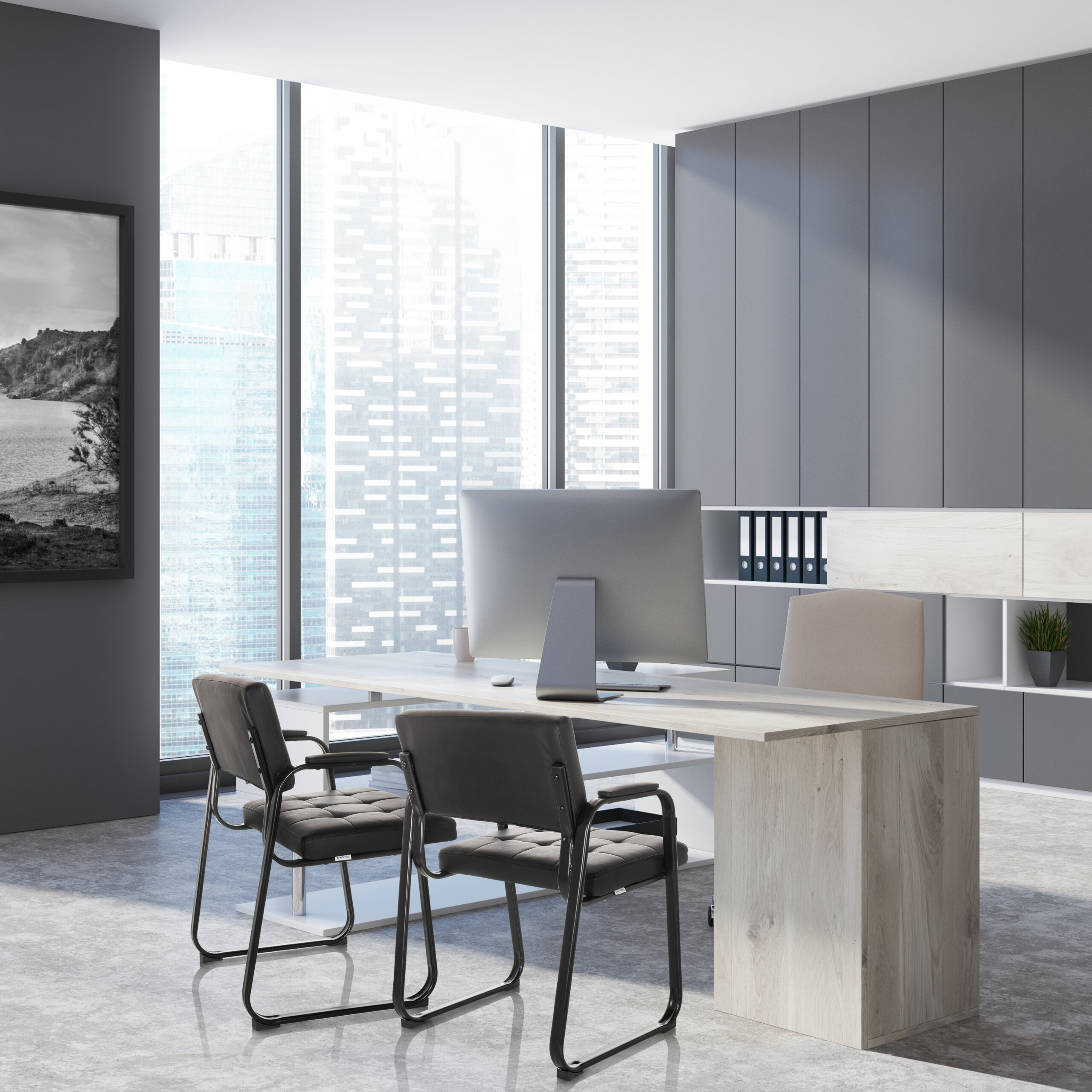 Modernes Büro mit Holztisch, zwei schwarzen Stühlen, Computer und großen Fenstern mit Skyline-Blick.