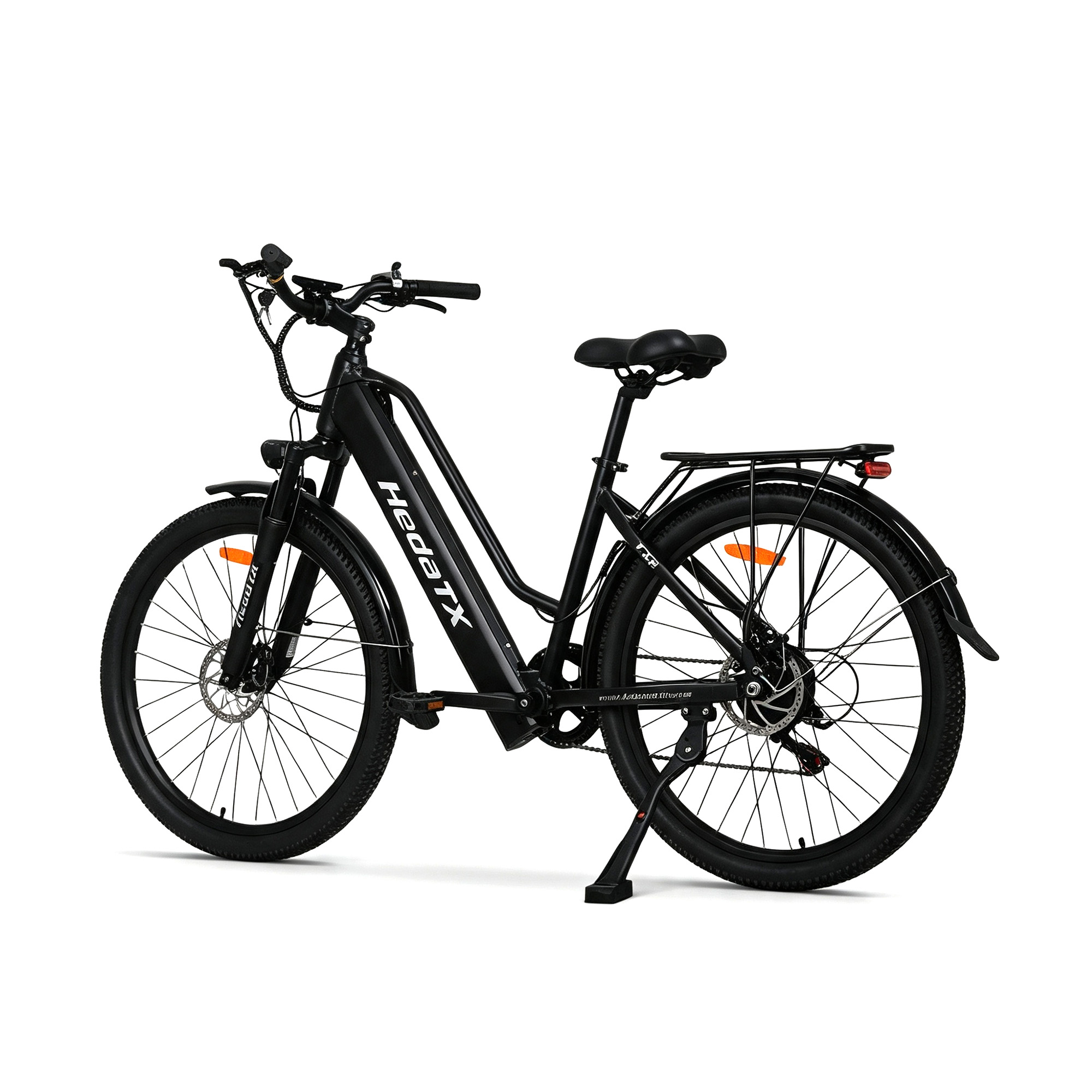 Ein schwarzes Elektrofahrrad mit tiefem Einstieg, Gepäckträger und Scheibenbremsen vor weißem Hintergrund.