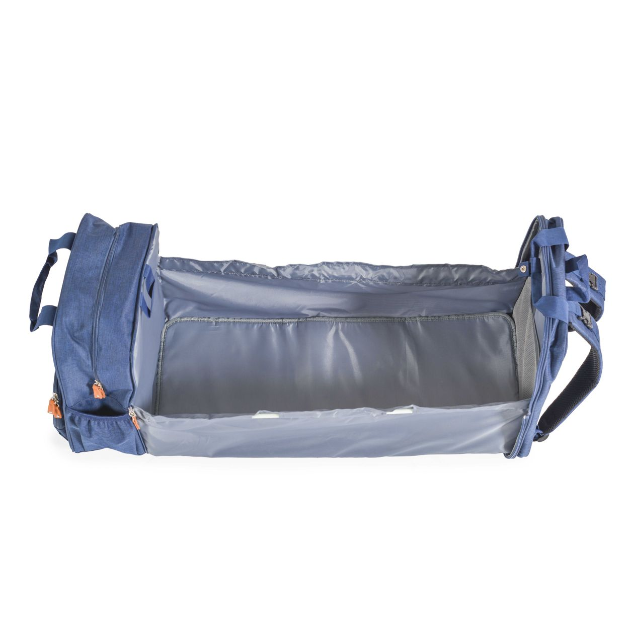 Eine offene blaue Sporttasche mit grauem Innenraum und Reißverschlüssen liegt auf weißem Hintergrund.
