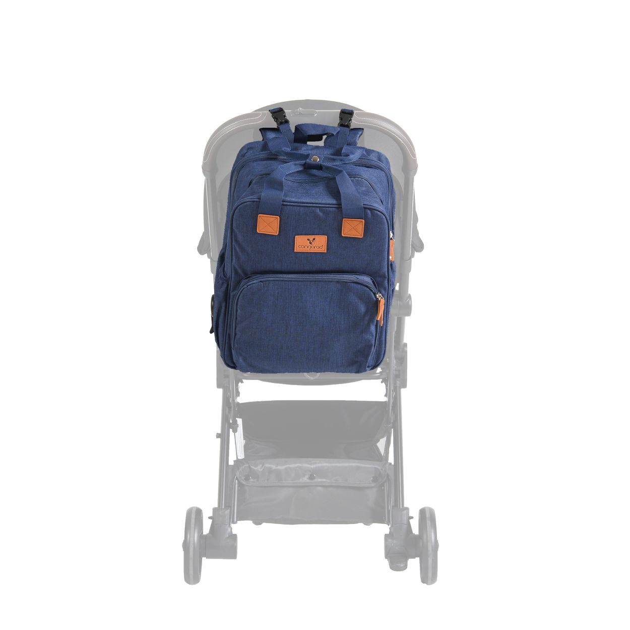 Blauer Rucksack mit braunen Akzenten hängt an einem Kinderwagen auf weißem Hintergrund.