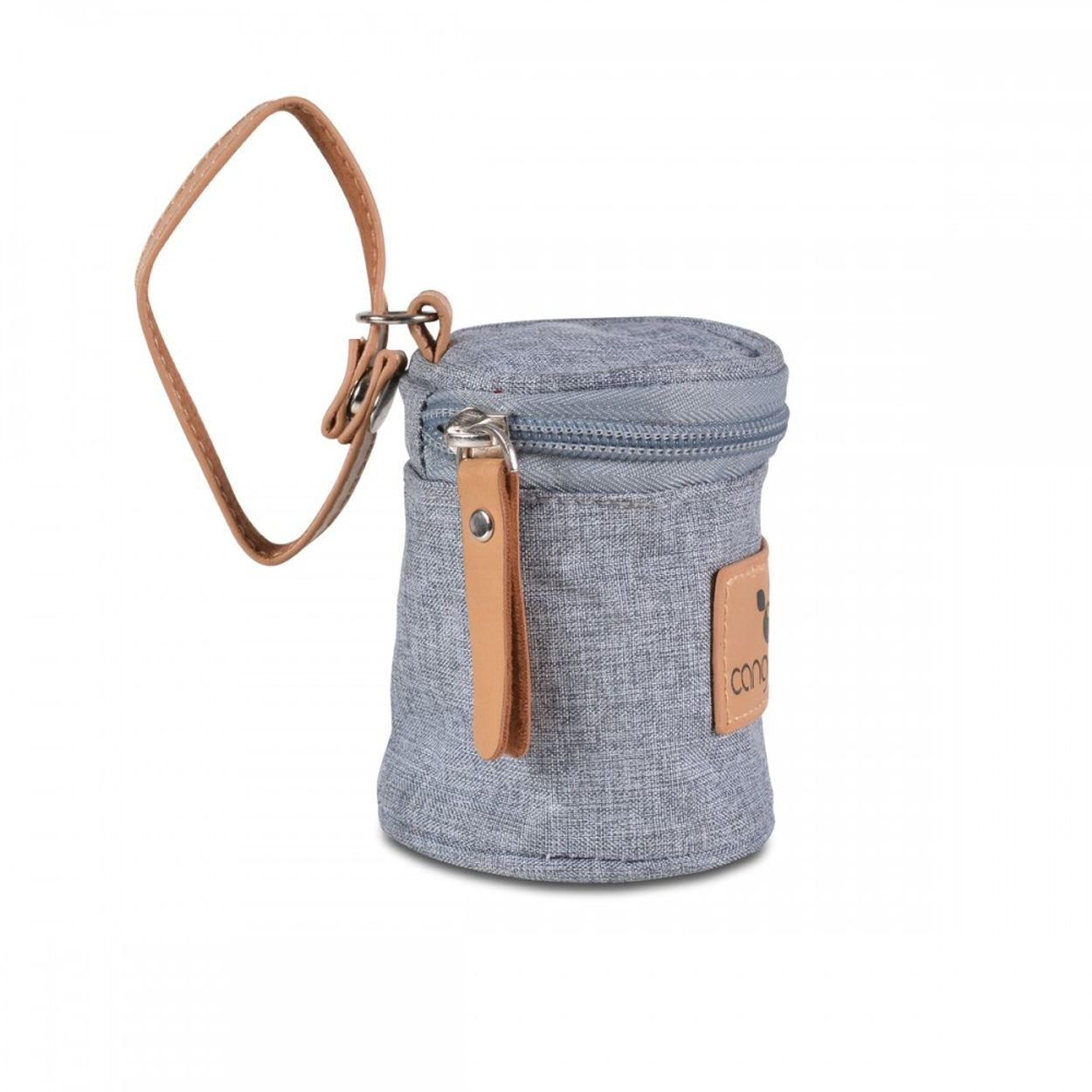 Eine graue zylindrische Tasche mit braunem Lederriemen und Reißverschluss vor weißem Hintergrund.