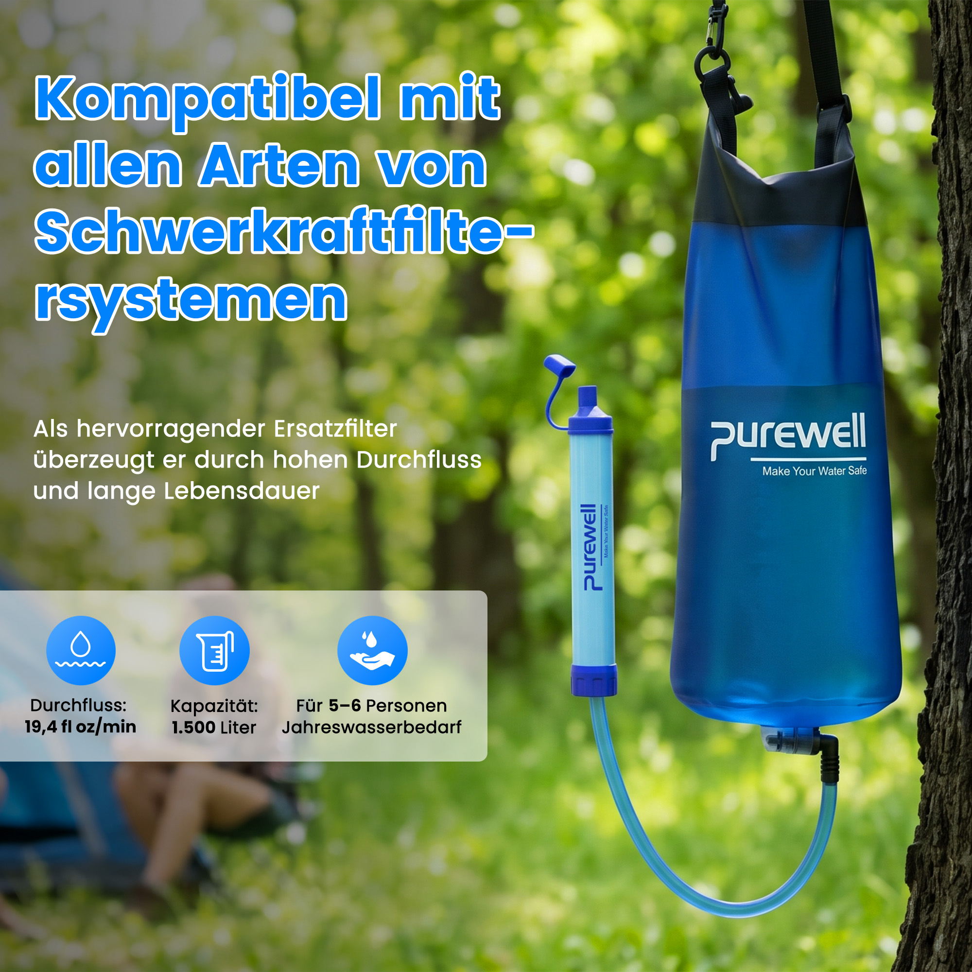 Ein blauer Purewell-Wasserfilterbeutel hängt in einem Wald an einem Baum, mit deutschem Werbetext.