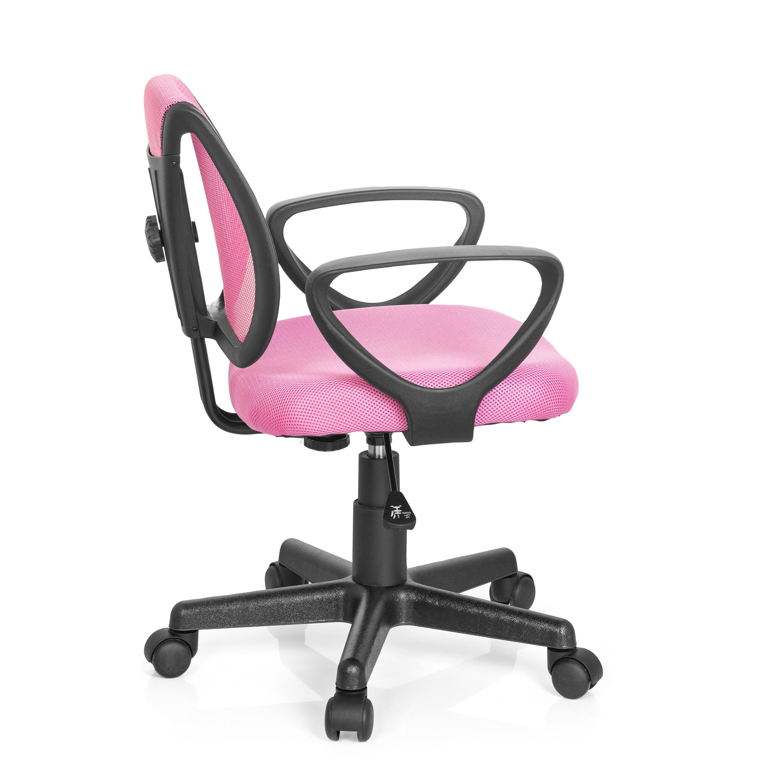 Ein pinkfarbener Schreibtischstuhl mit schwarzen Armlehnen und Rollen auf weißem Hintergrund.