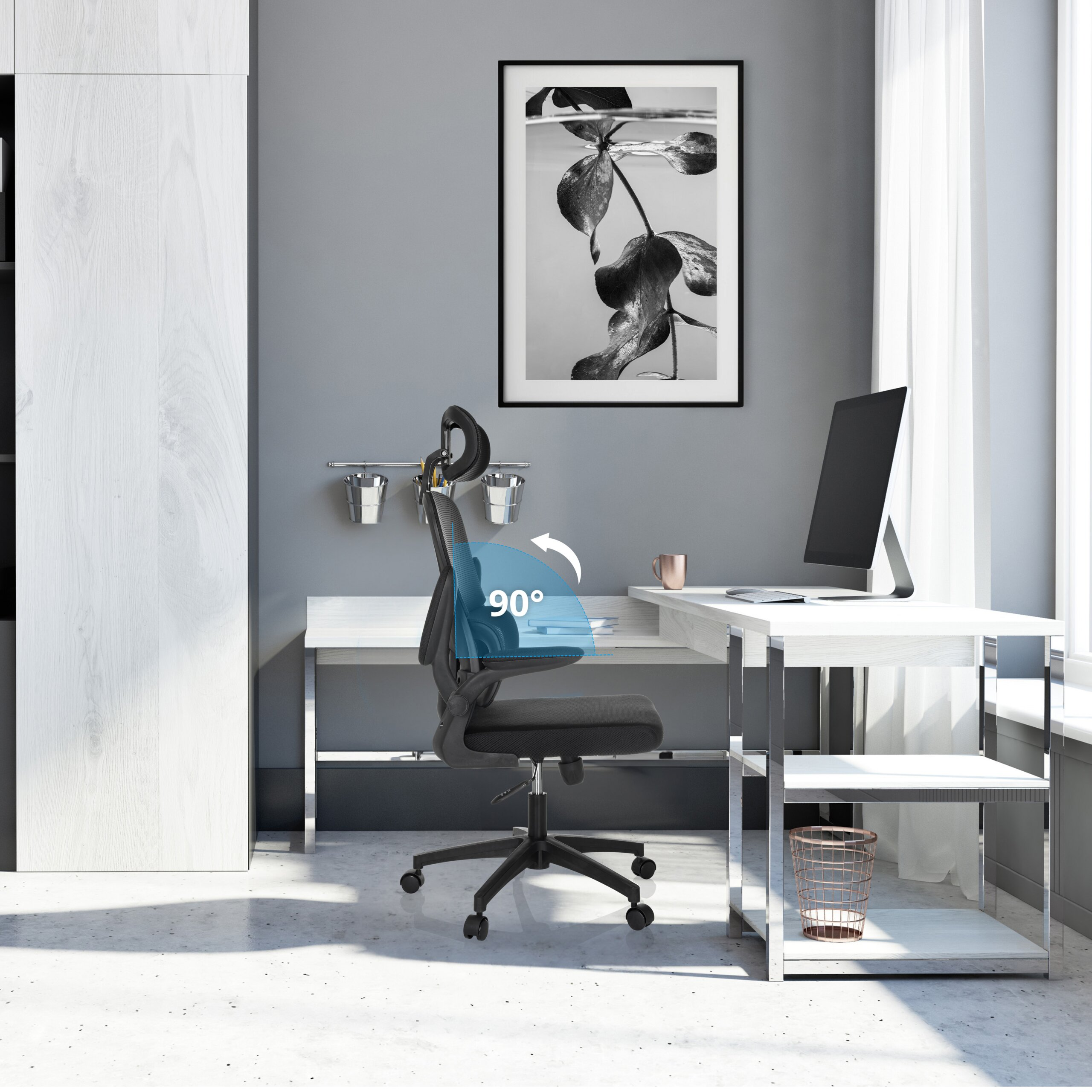 Ein modernes Homeoffice mit schwarzem ergonomischem Stuhl, der um 90 Grad neigbar ist, weißem Schreibtisch und PC.
