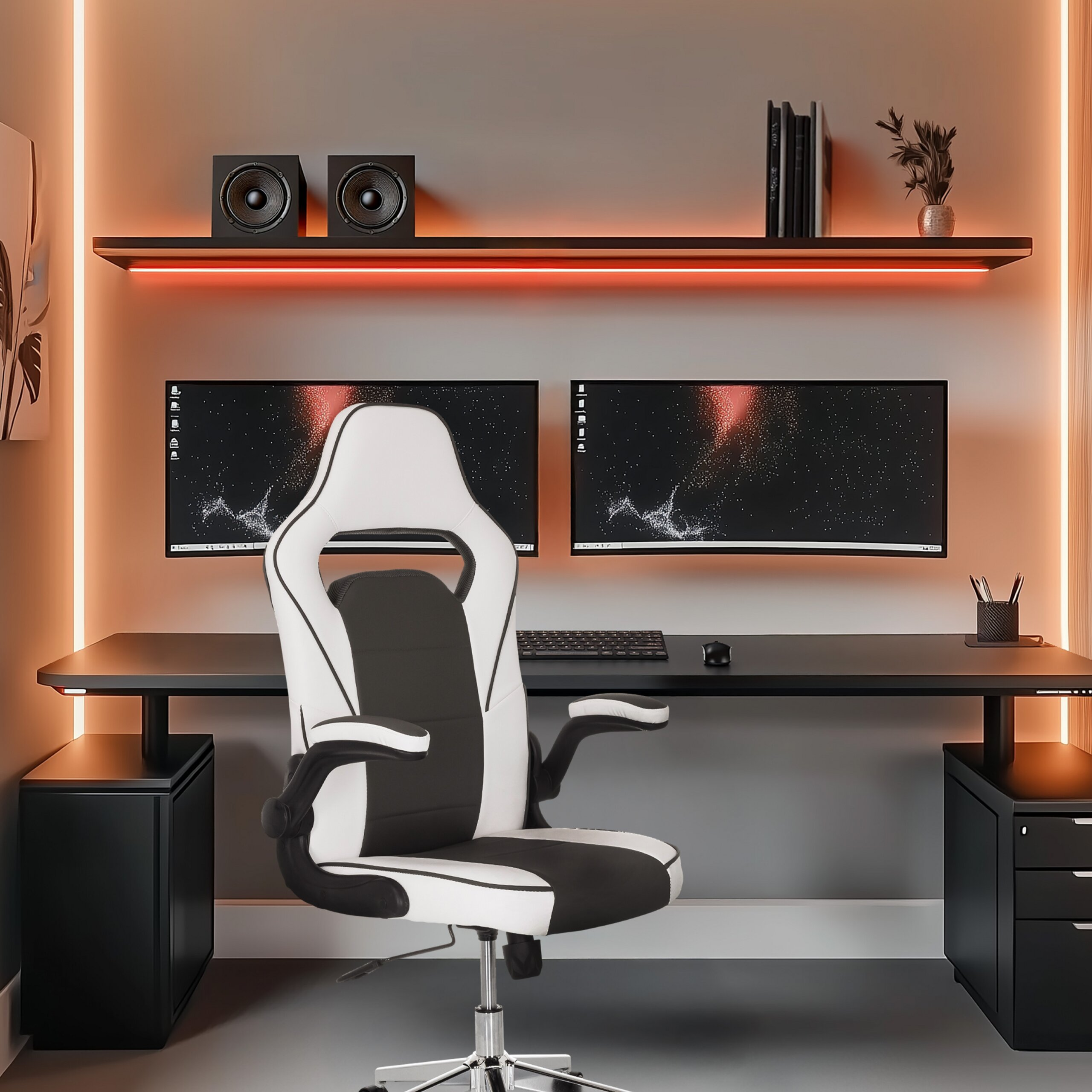 Ein Gaming-Setup mit zwei Monitoren, Lautsprechern im Regal und einem schwarz-weißen ergonomischen Stuhl.