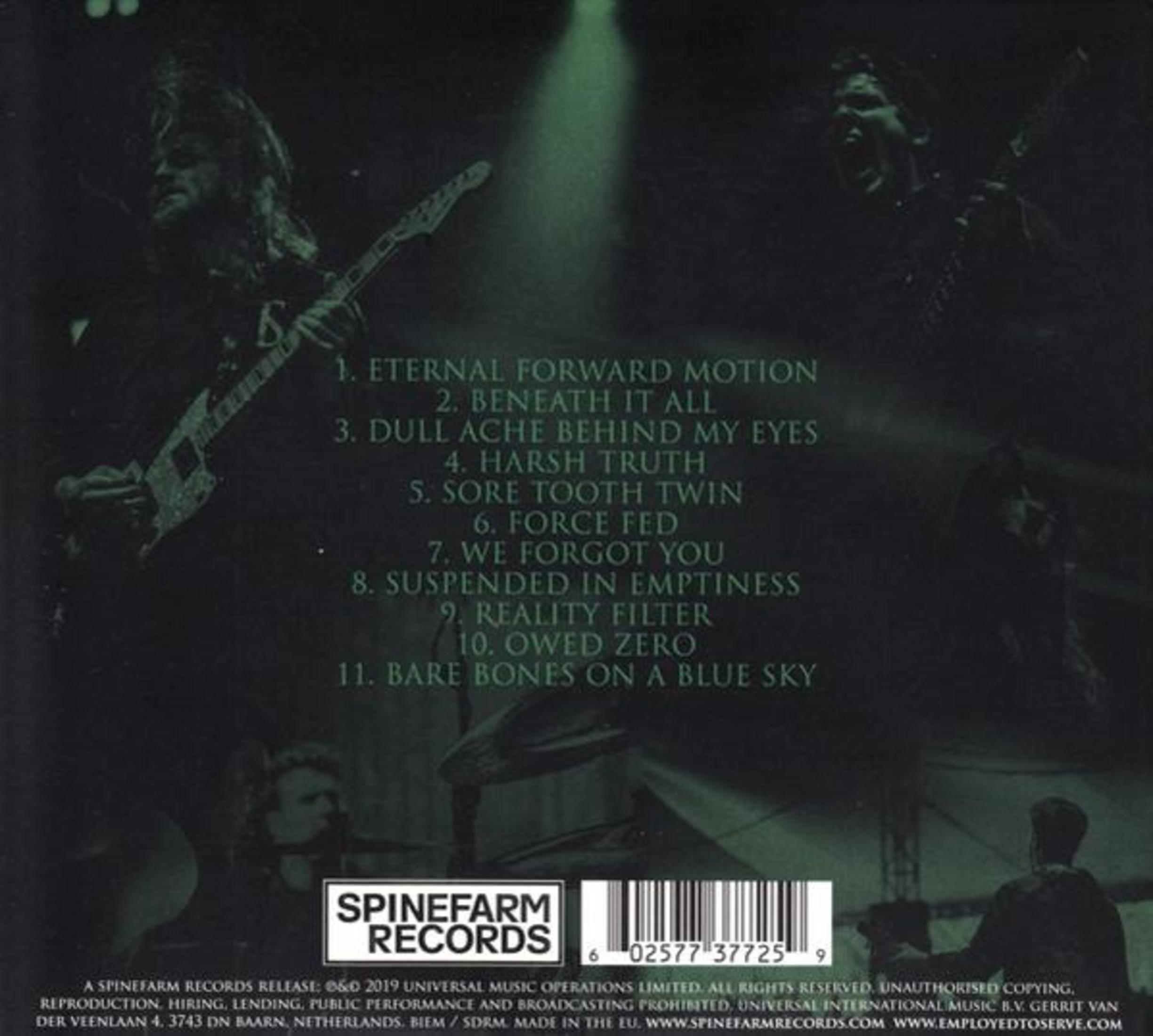 Rückseite eines Musikalbums mit Trackliste, Bandfotos in grünem Licht, Spinefarm Records Logo und Barcode.