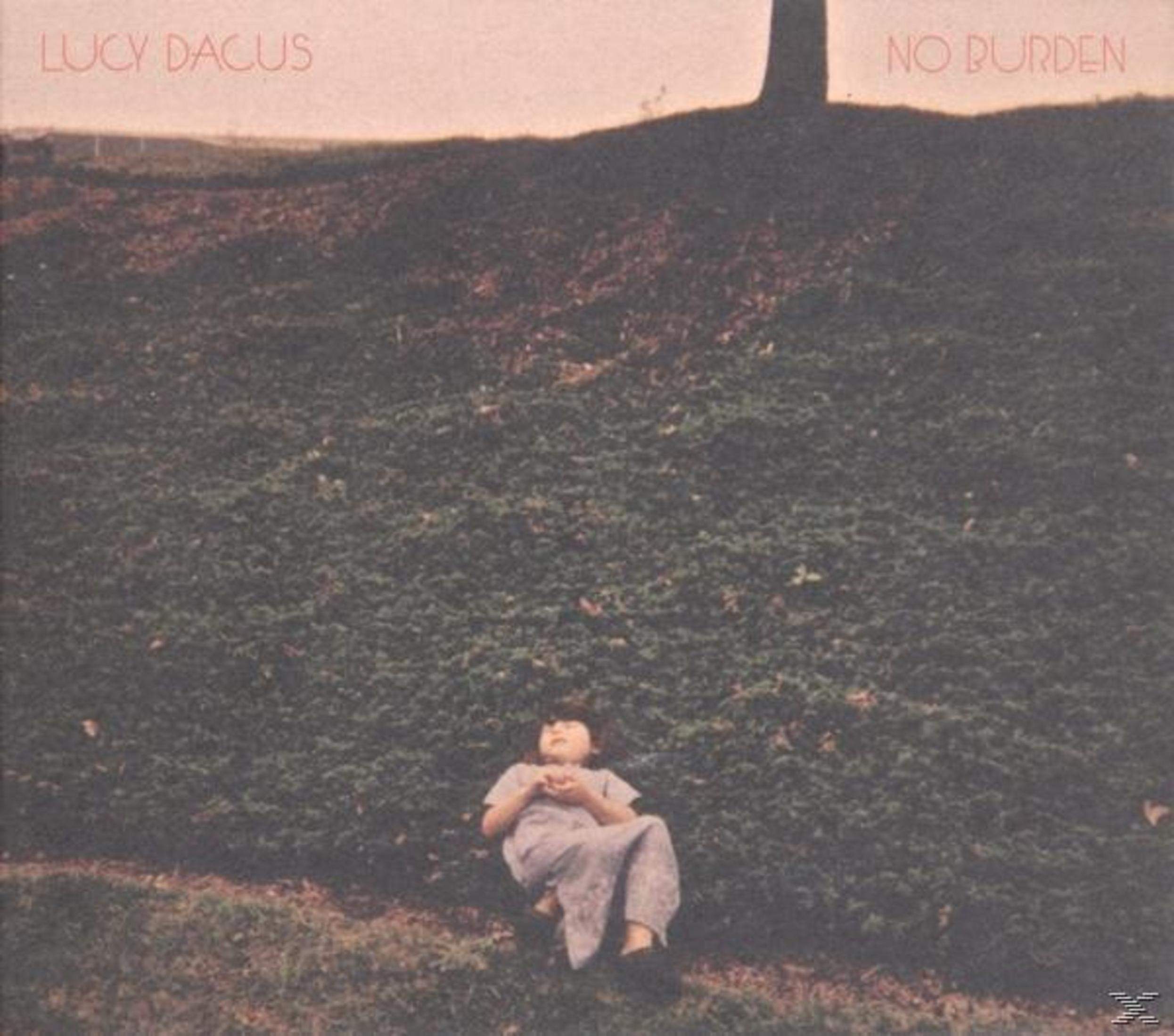 Ein Kind liegt auf einem grasbewachsenen Hügel unter einem Baum. Text Lucy Dacus No Burden.