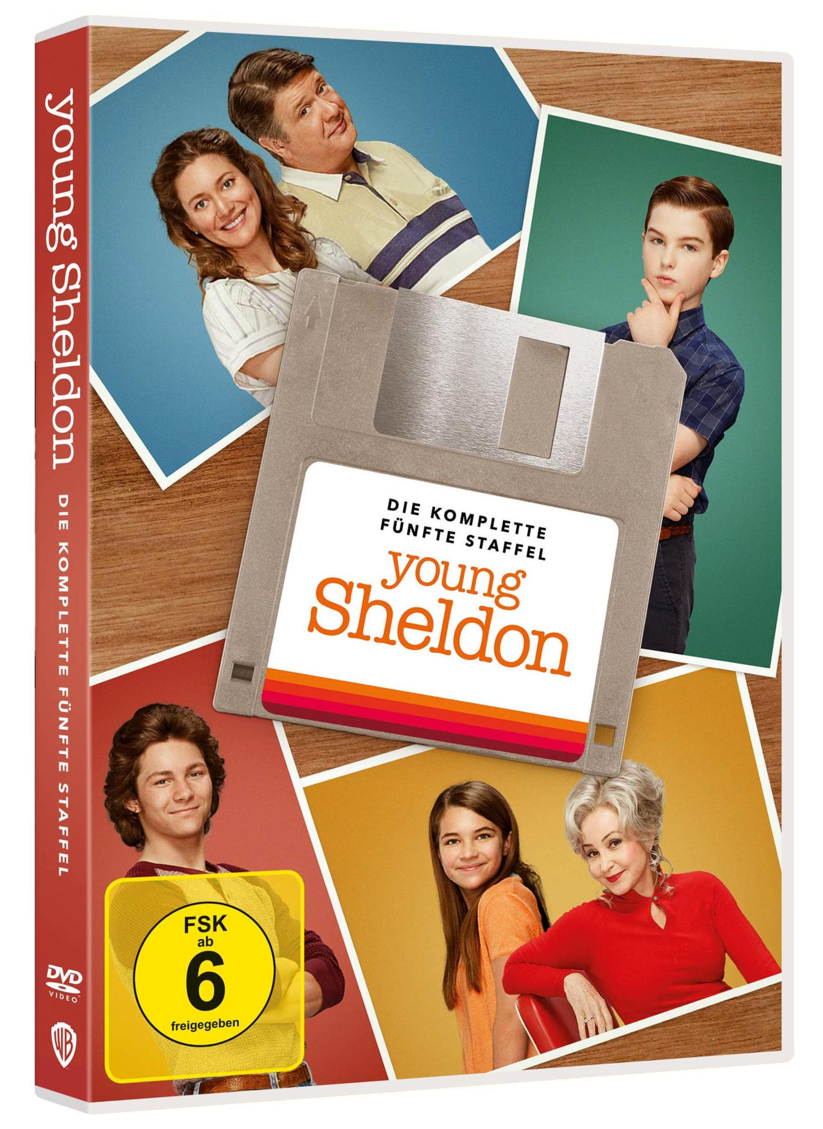 DVD-Cover von Young Sheldon, fünfte Staffel, mit Charakterfotos und einer Diskette in der Mitte.