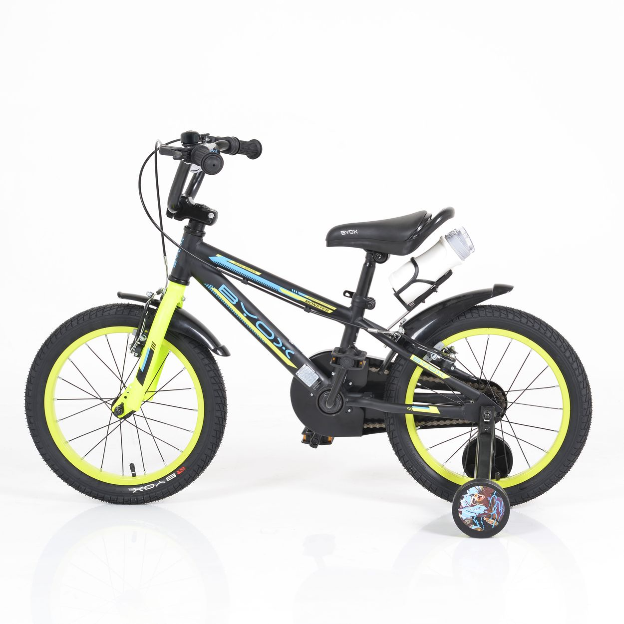 Ein schwarzes Kinderfahrrad mit neongelben Akzenten, Stützrädern und einer Wasserflasche auf weißem Hintergrund.