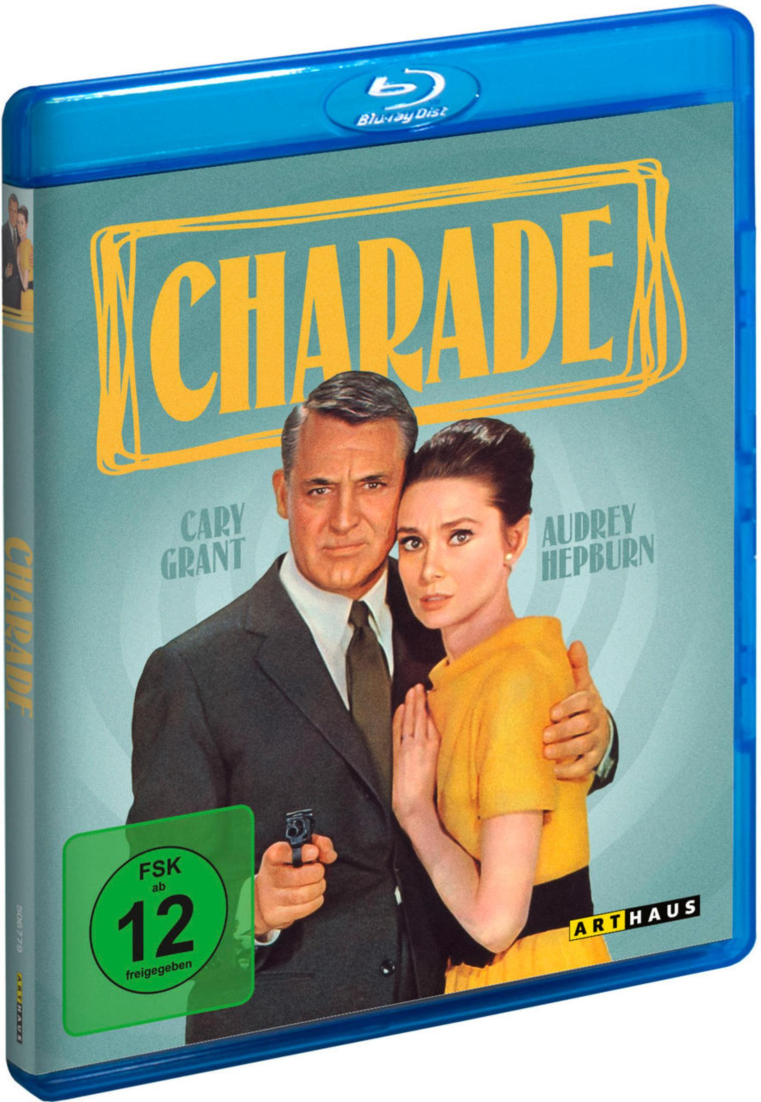 Charade Blu-ray-Hülle mit Cary Grant und Audrey Hepburn mit Waffe und gelbem Titel.