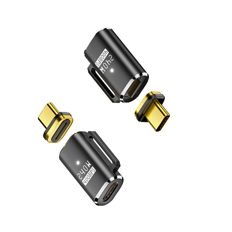 Zwei schwarze USB-C-Adapter mit goldenen Magnetsteckern und Aufdrucken gegen einen weißen Hintergrund.