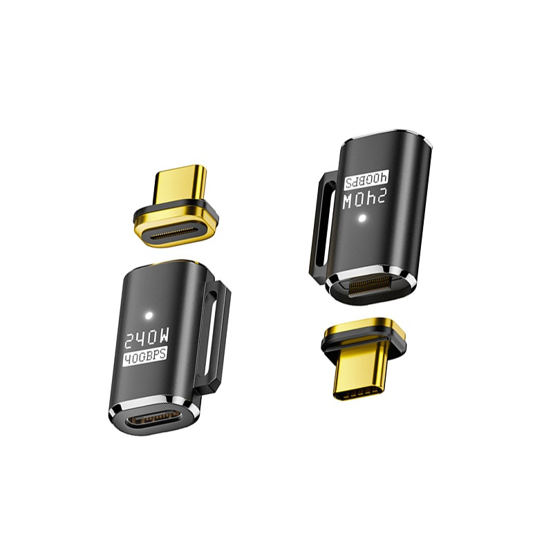 Zwei schwarze USB-C-Adapter mit goldenen Steckern und weißer Aufschrift vor weißem Hintergrund.