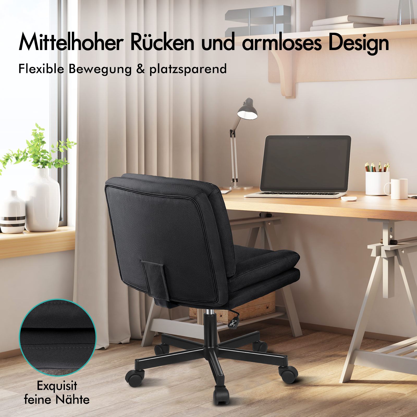 Ein schwarzer Schreibtischstuhl auf Rollen steht in einem hellen Arbeitszimmer vor einem Holztisch mit Laptop.