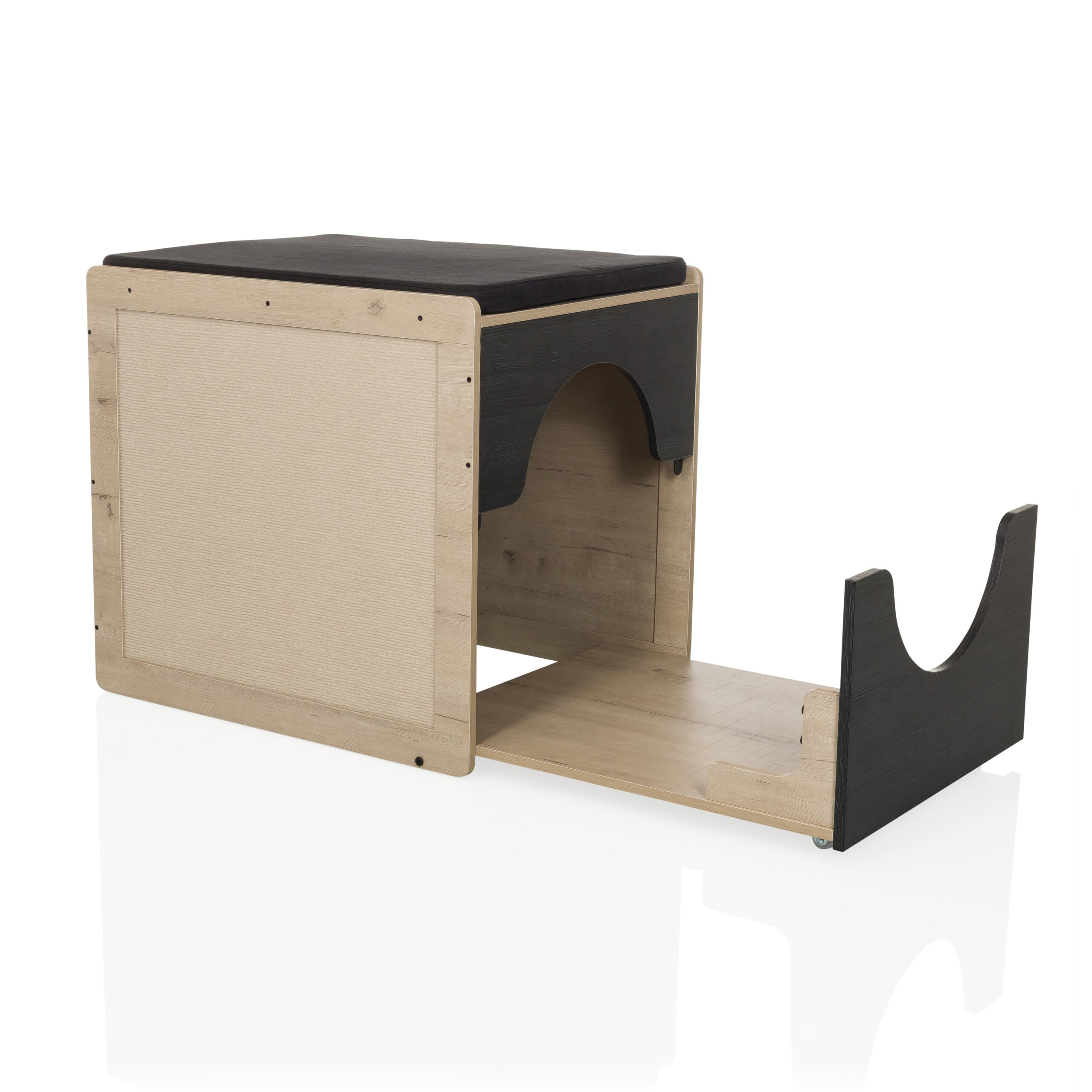 Ein Holz-Katzenmöbel mit schwarzem Sitzkissen und einer ausziehbaren Plattform auf weißen Hintergrund.