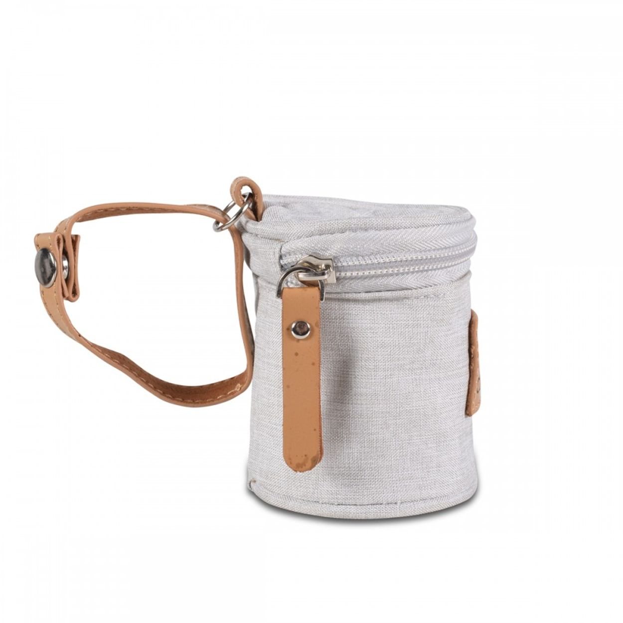 Eine kleine, zylindrische, hellgraue Stofftasche mit braunem Lederriemen und Reißverschluss vor weißem Hintergrund.