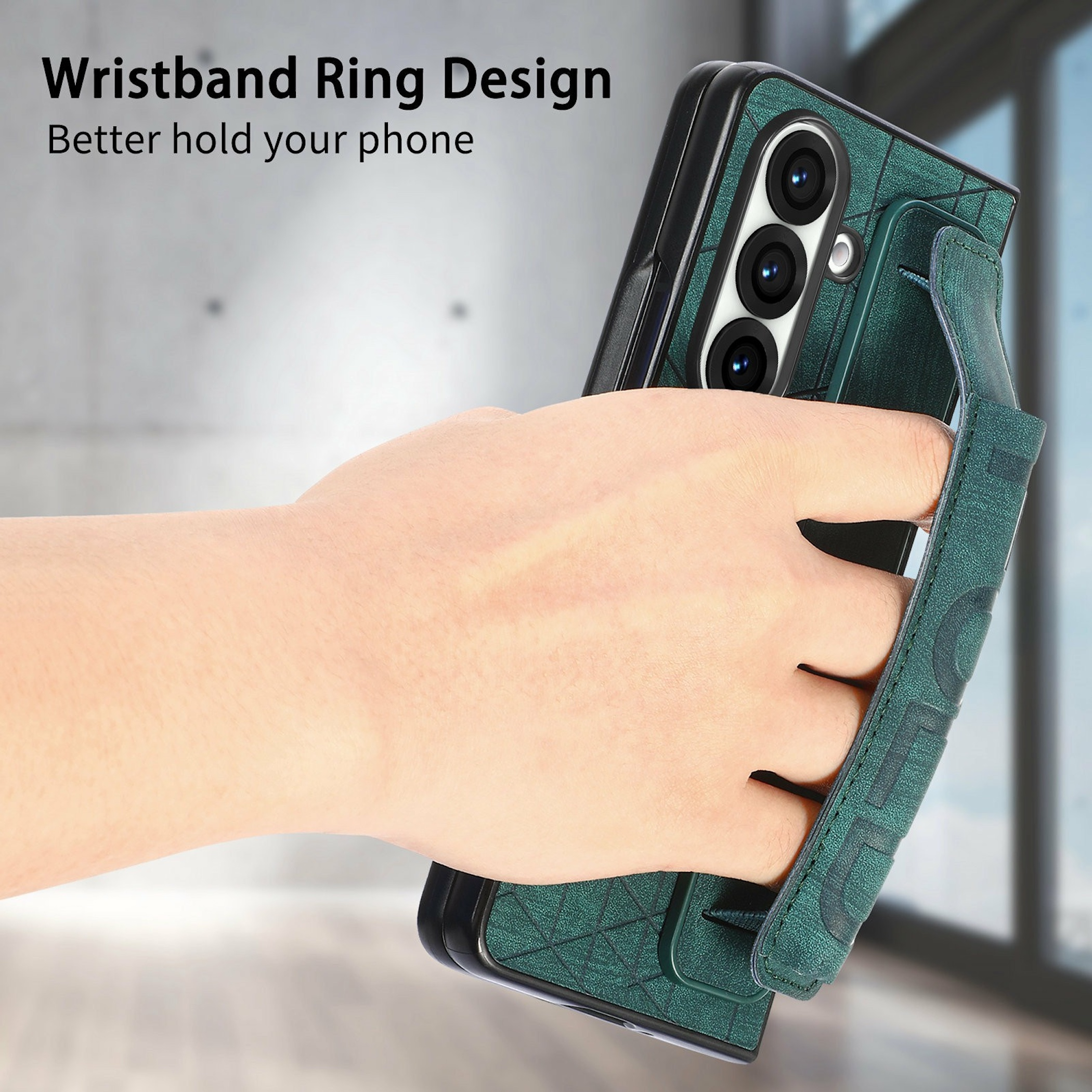 Hand hält ein grünes Klapphandy mit Texturiertem Etui und integriertem Handgelenkband.