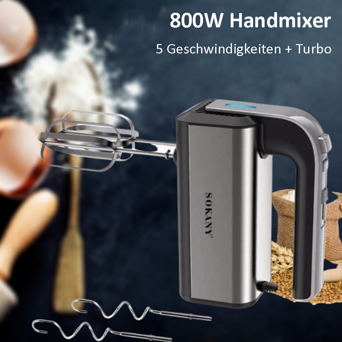 Ein 800W Handmixer mit Stahlquirlen vor dunklem Hintergrund mit Mehl und Eiern.