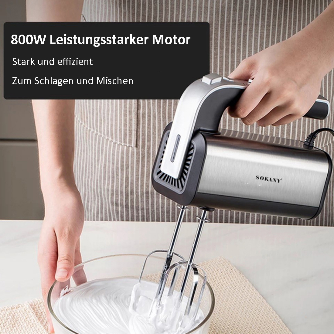 Eine Person benutzt einen silbernen Sokany Handmixer über einer Schüssel mit weißer Creme.