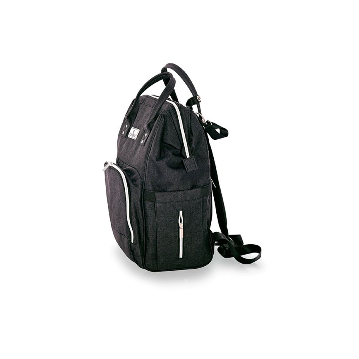 Ein schwarzer Rucksack mit weißen Reißverschlüssen und Seitentaschen auf weißem Hintergrund.