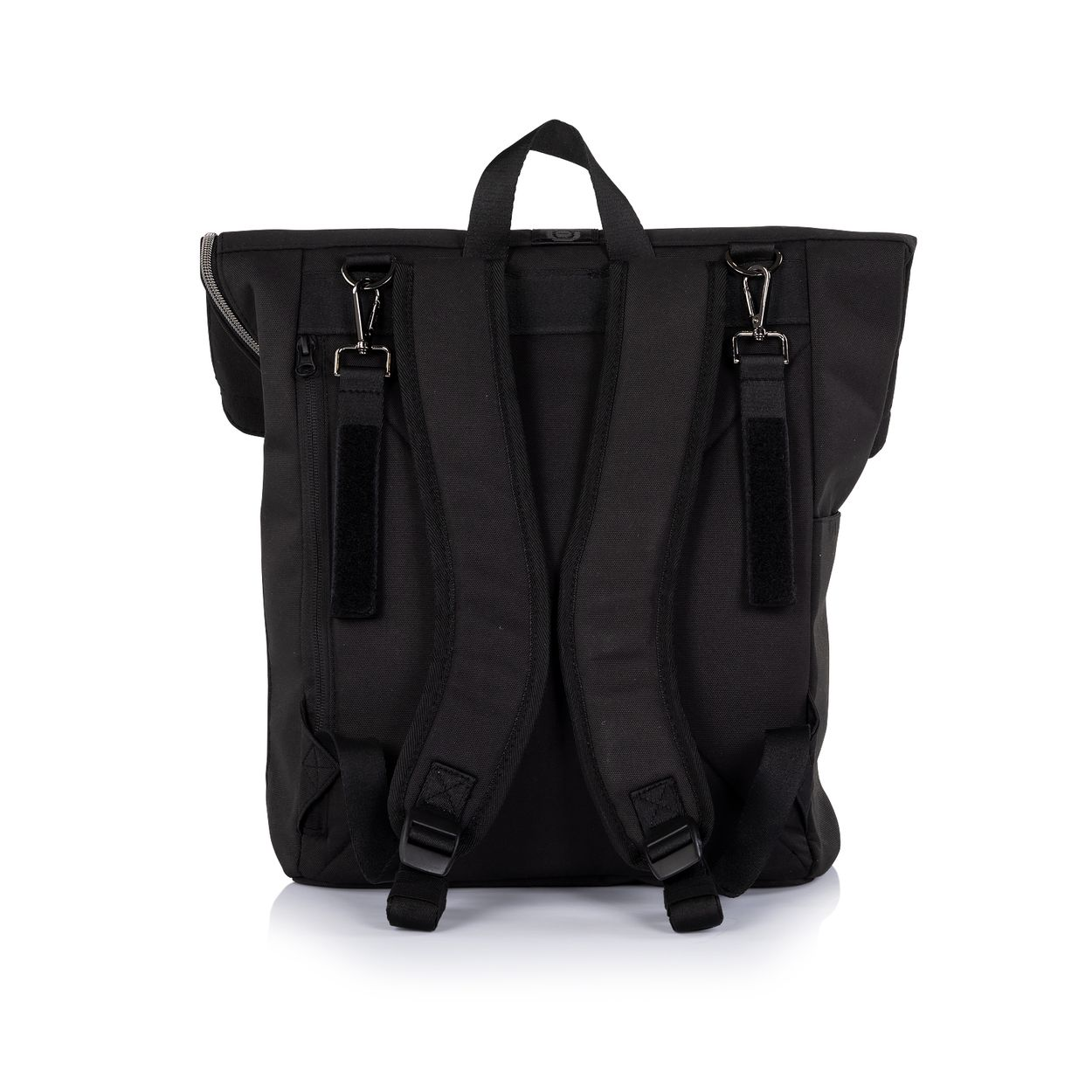 Rückansicht eines schwarzen Rucksacks mit verstellbaren Trägern und Metallverschlüssen auf weißem Hintergrund.