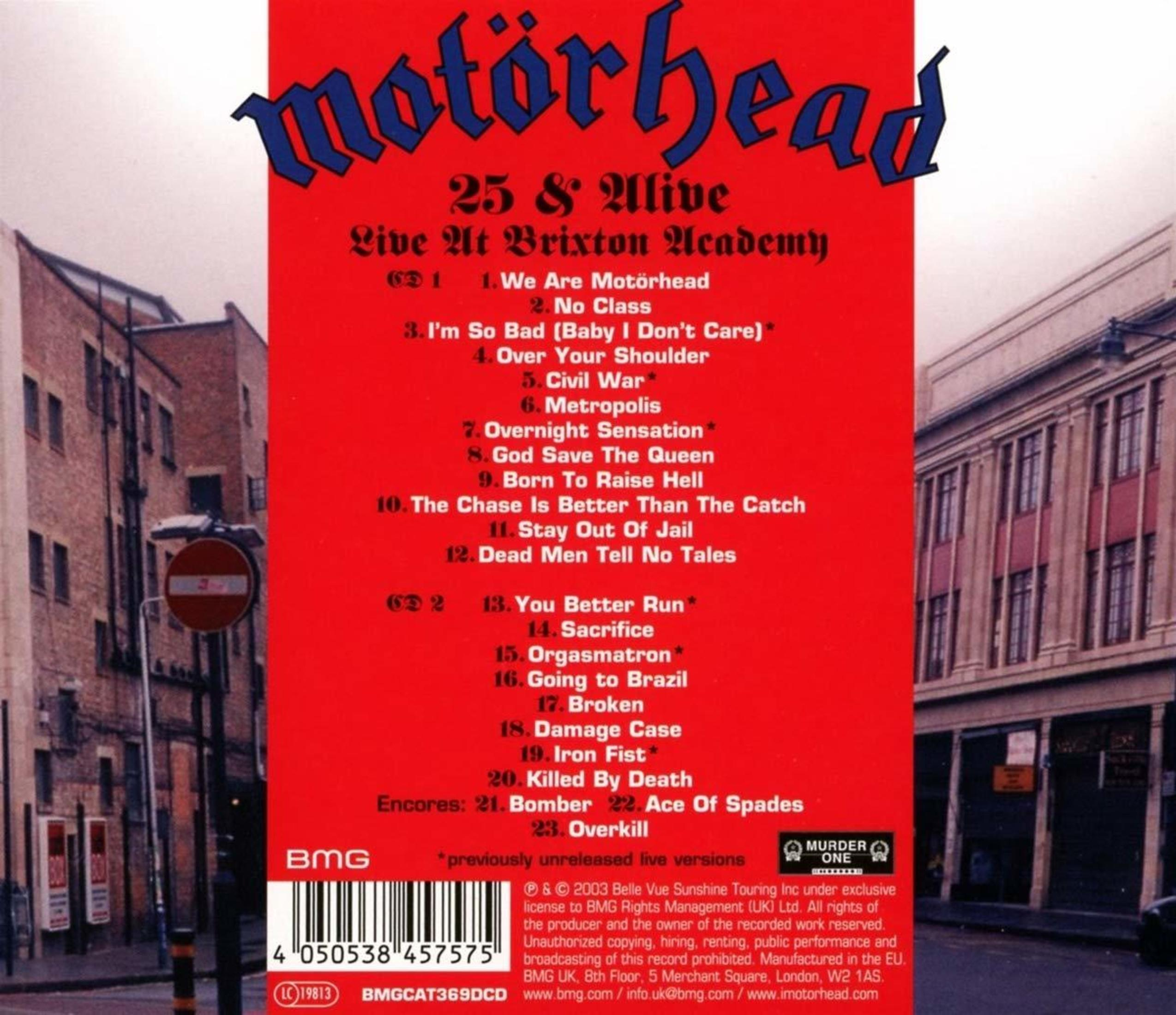 Rückseite des Motörhead-Albums mit rotem Hintergrund, Tracklist und Hintergrundbildern von städtischen Gebäuden.