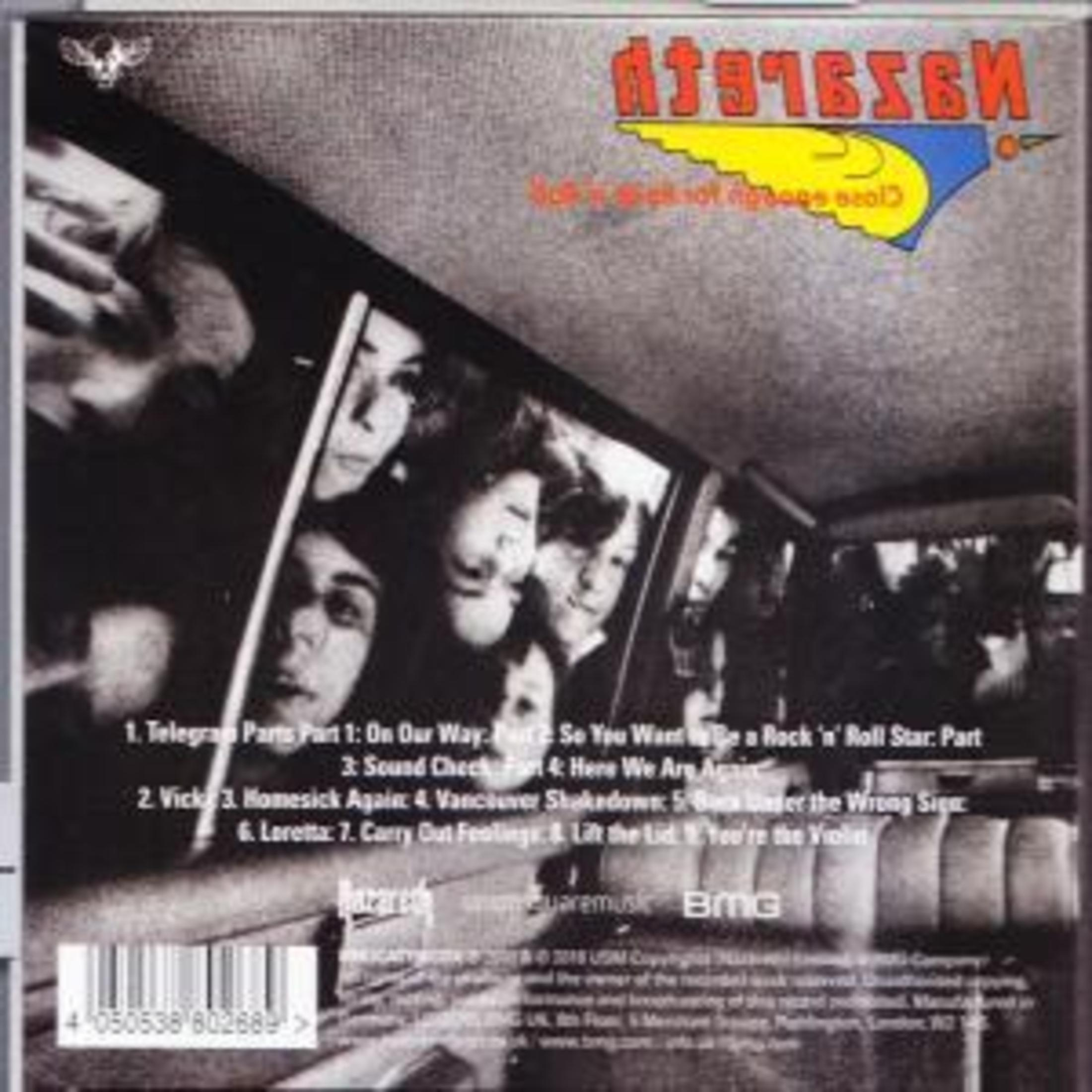 CD-Rückseite mit Schwarz-Weiß-Foto von Menschen am Fenster, Trackliste und Barcode.