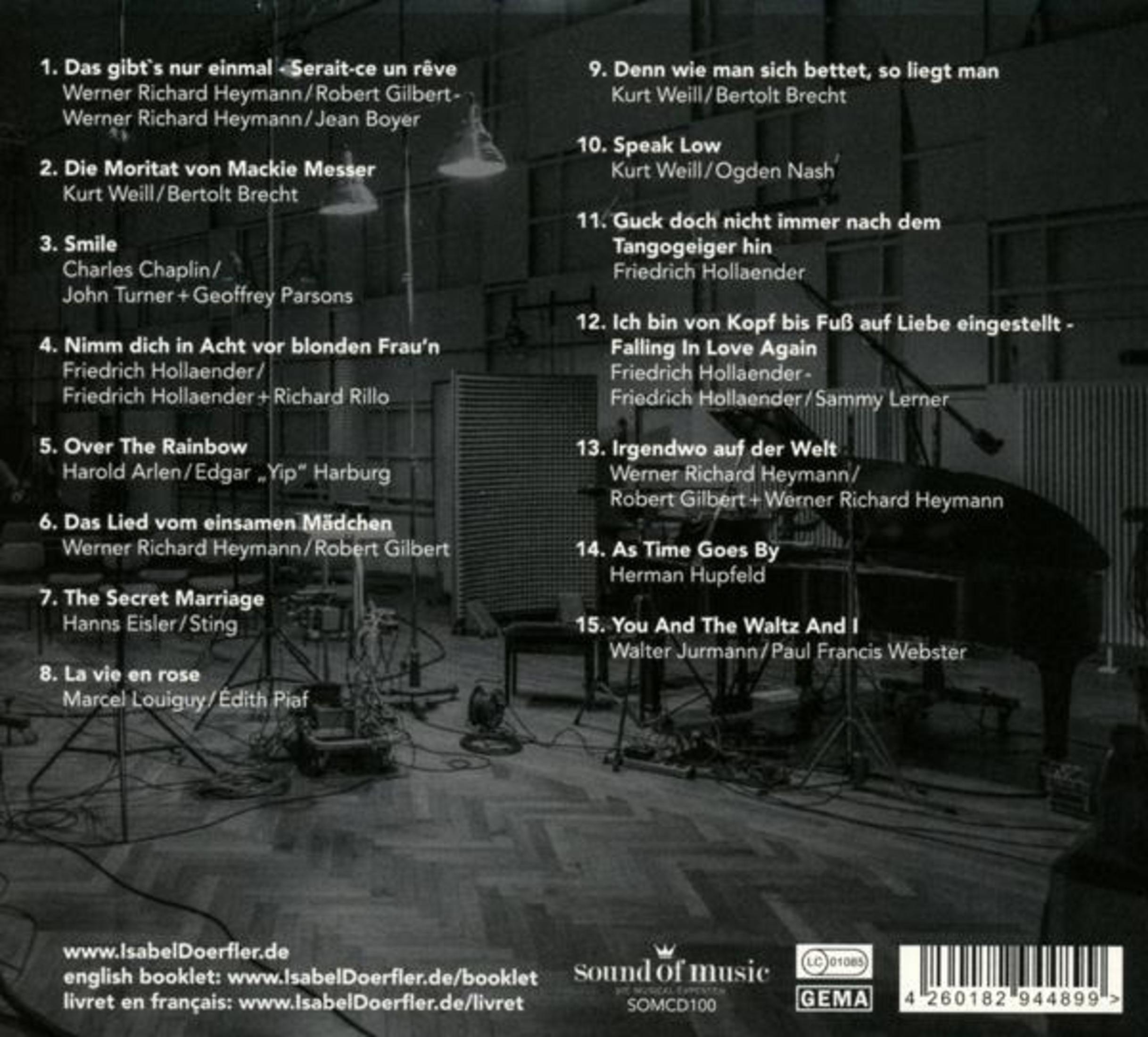 Rückseite einer CD-Hülle mit Titelliste über einem verschwommenen Foto eines Aufnahmestudios mit Klavier.