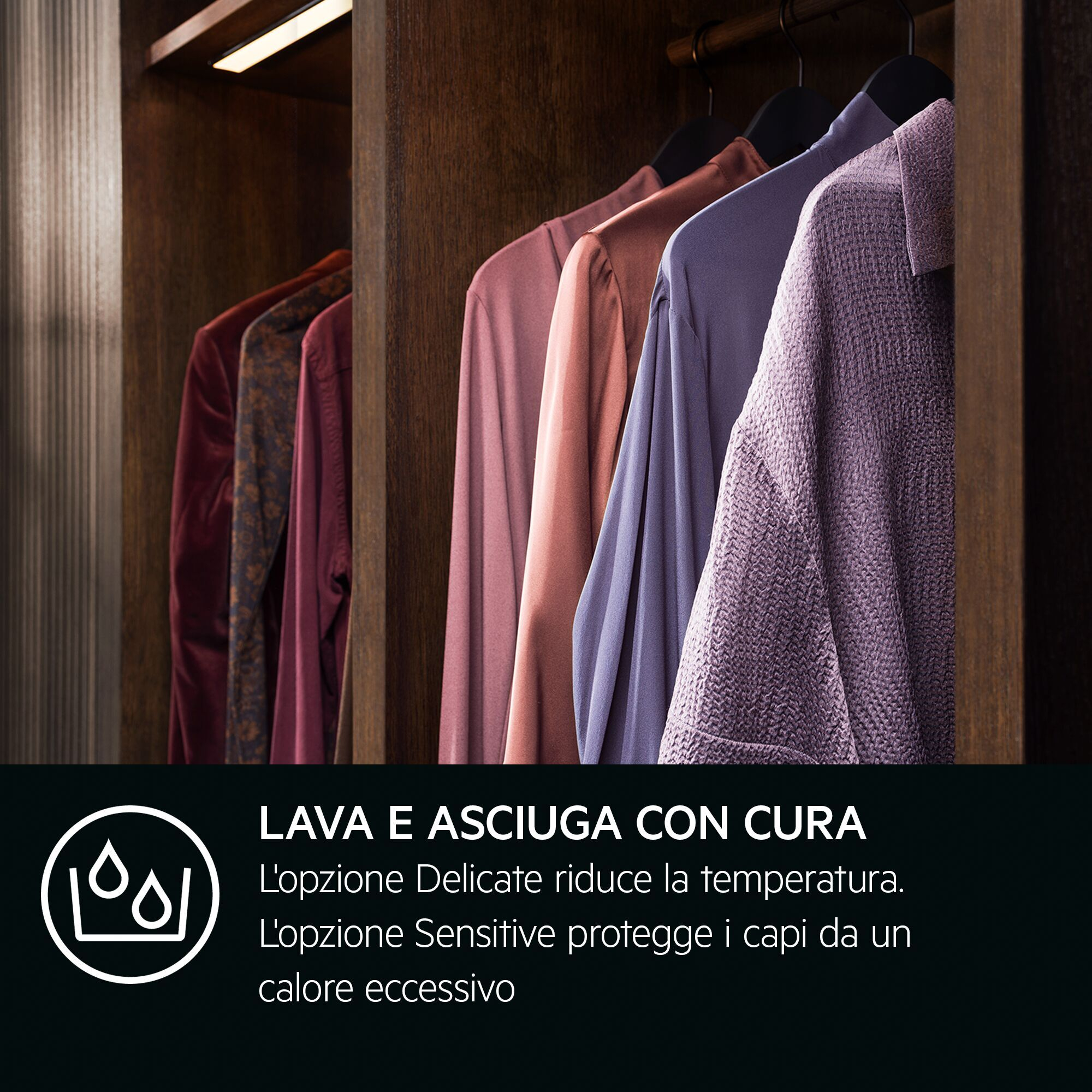 Vestiti appesi in un armadio di legno con un banner promozionale sotto.