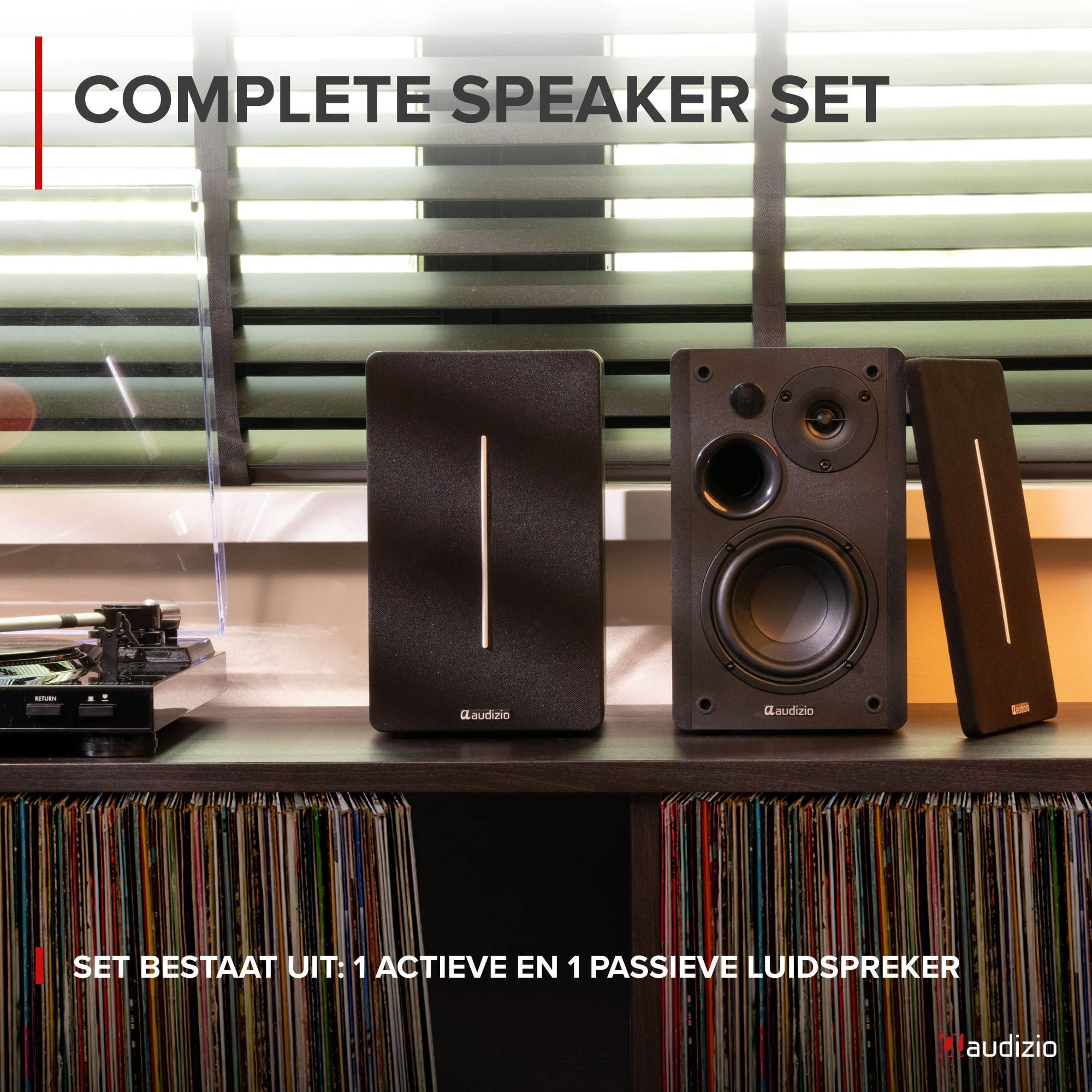 Conjunto de altavoces Audizio con activo y pasivo, junto a un tocadiscos y discos.