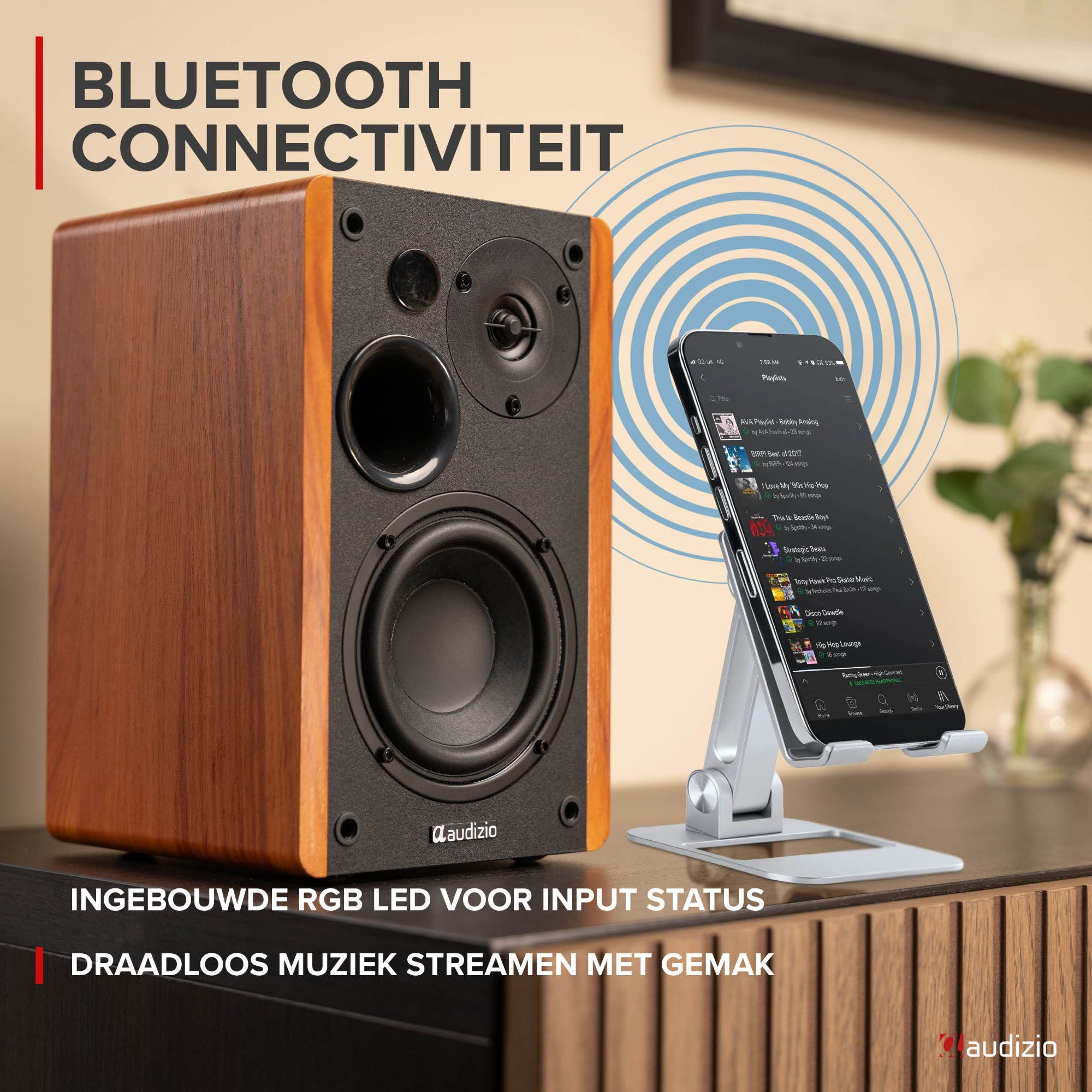 Un altavoz Bluetooth de madera y un smartphone en un soporte con ondas de conexión azules.