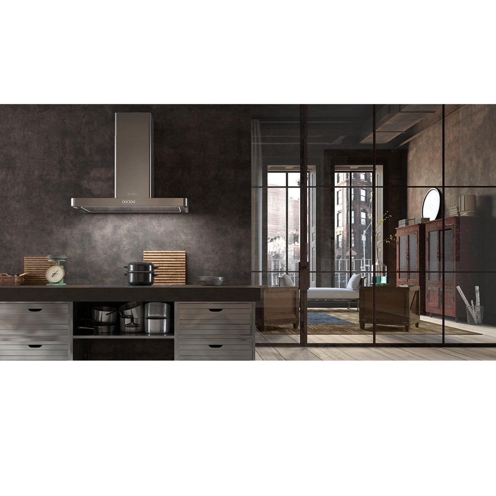 Paslanmaz çelik davlumbazlı modern mutfak ve cam duvardan bir oturma alanına bakış.