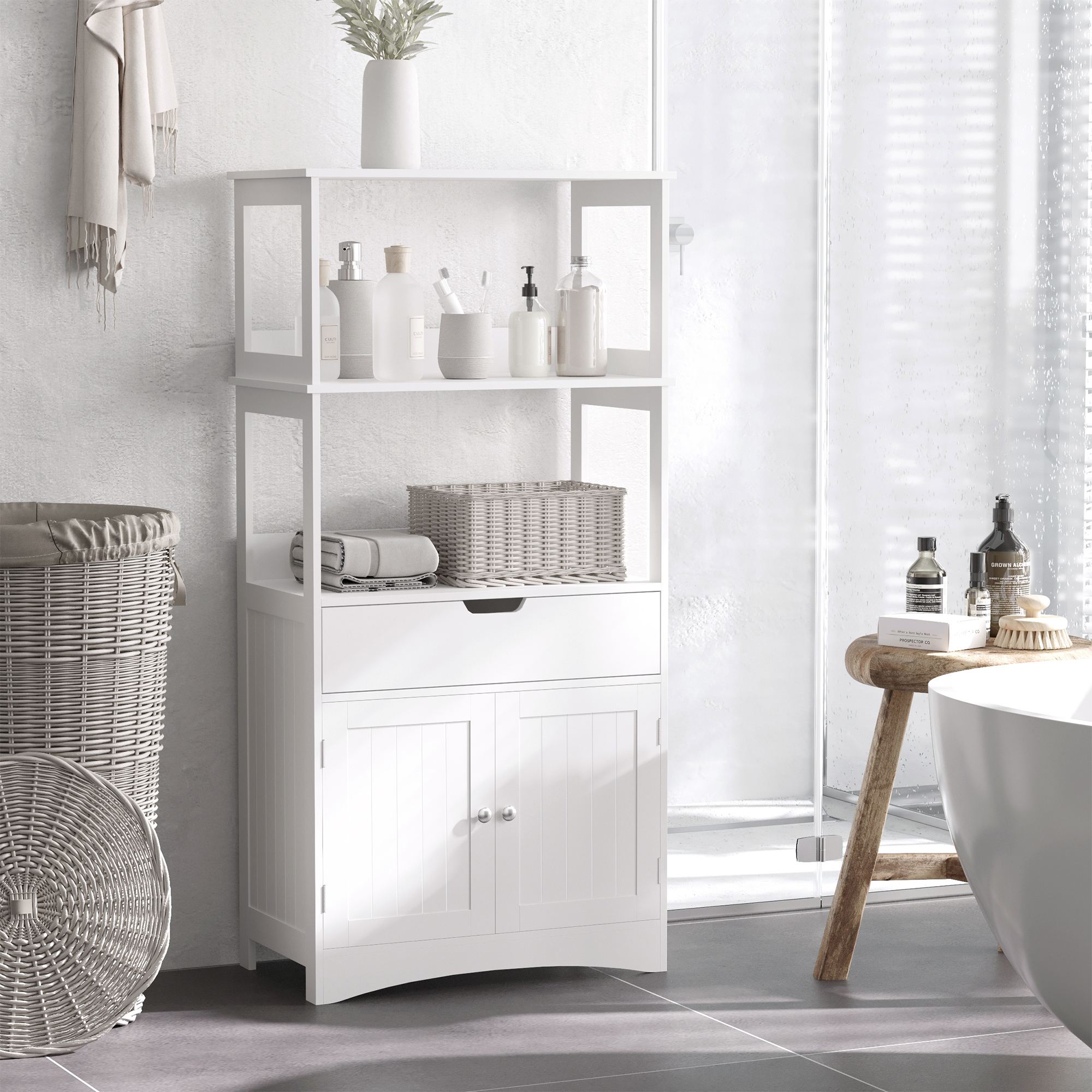 Un estante de baño blanco con almacenamiento y armario, lleno de artículos de aseo, junto a una bañera.