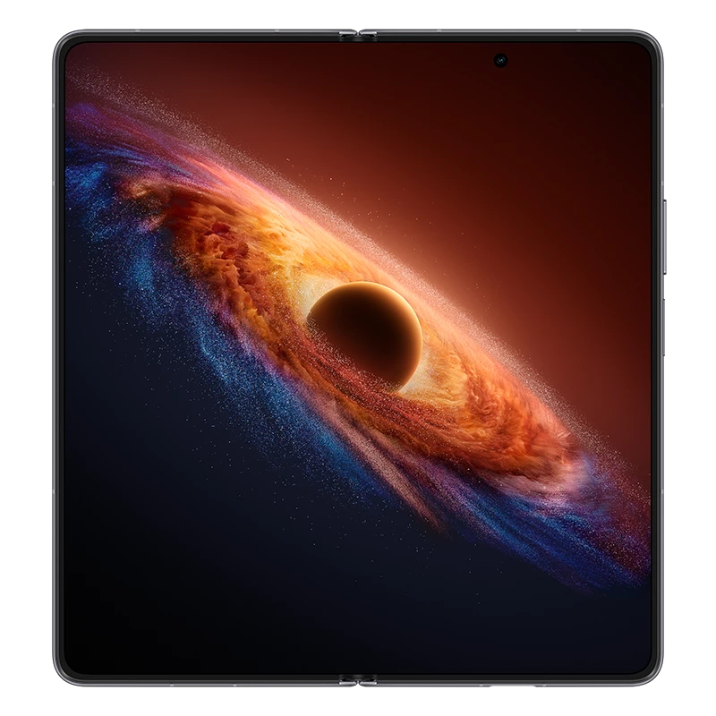 Lo schermo di uno smartphone pieghevole mostra una galassia colorata con un buco nero.