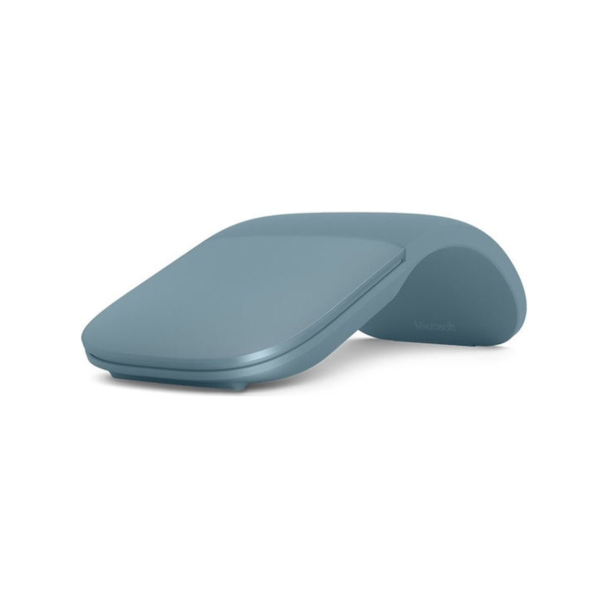 Un mouse Microsoft Arc blu polveroso opaco si trova curvo su una superficie bianca.