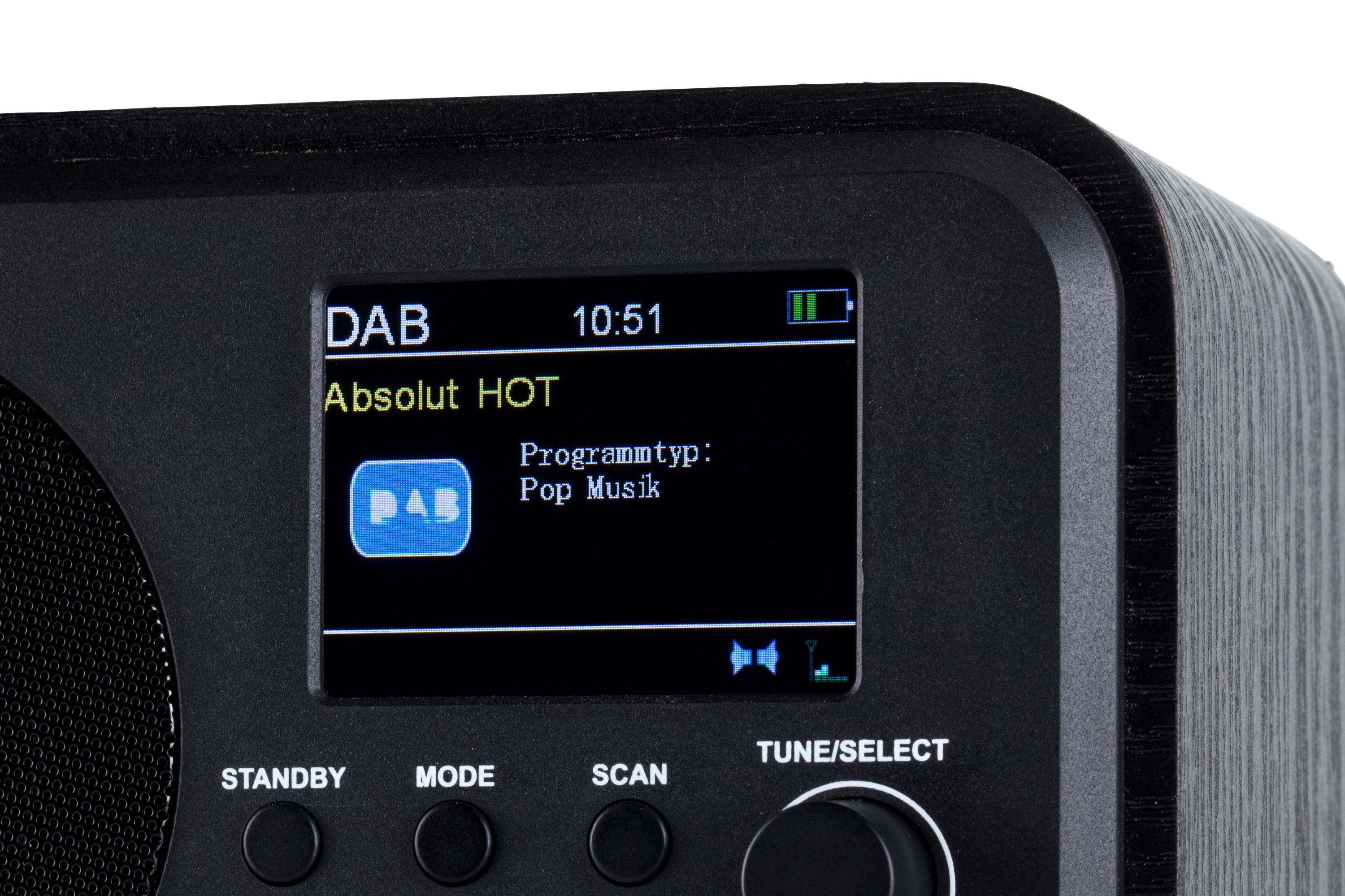 Schwarzes Digitalradio mit digitalem Display, das DAB, Stationsname und Pop-Musik-Programmtyp anzeigt.