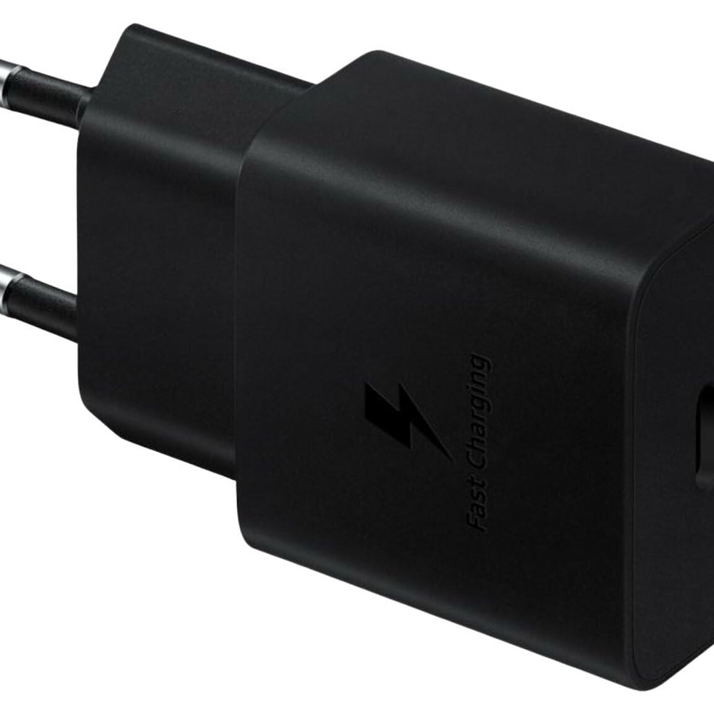 Ein schwarzes USB-C Schnellladegerät mit zwei runden Steckerkontakten auf einer neutralen, hellen Hintergrund.