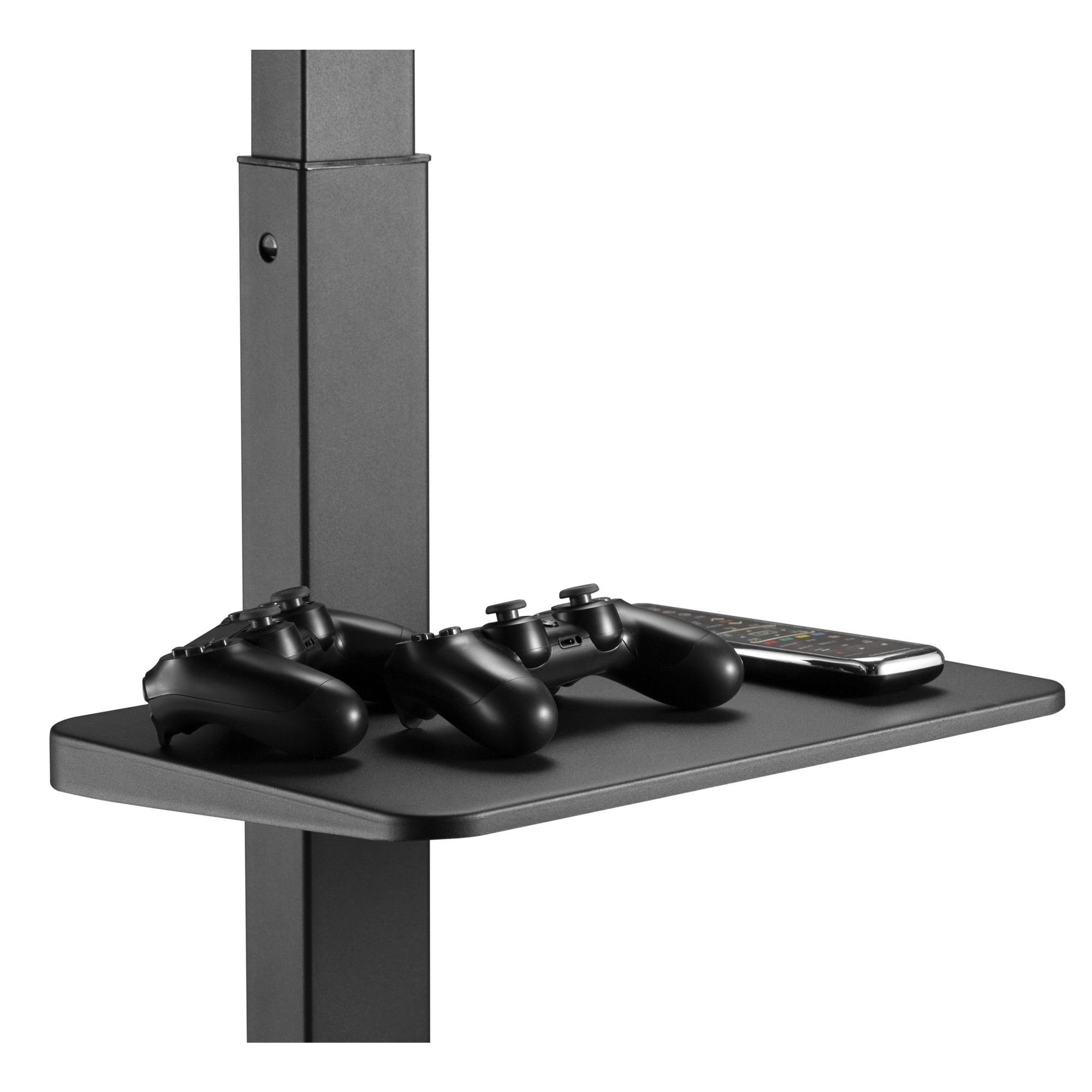 Zwei schwarze Gamepads und eine Fernbedienung liegen auf einer kleinen Ablage eines Ständers.