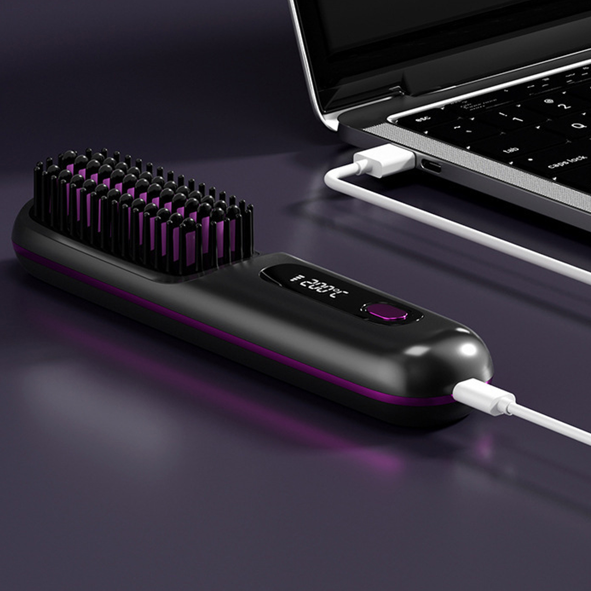 Eine schwarze und violette elektrische Haarbürste liegt neben einem Laptop auf einer dunklen Oberfläche und wird aufgeladen.